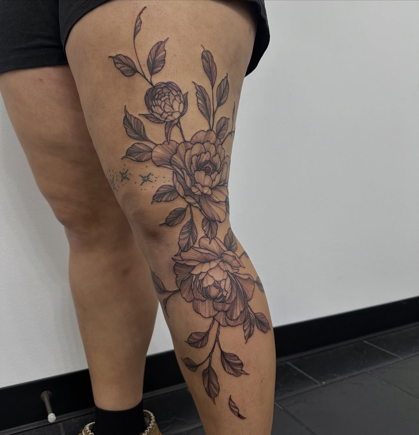 Peony flowers black and grey tattoo on the thigh by ๐ฌ๐๐๐ฏ๐ ๐ฆ ๐๐ฉ๐ฆ๐ท๐๐๐ข๐ฑ๐ฅ ๐ซง๐ผ, Joplin, Missouri