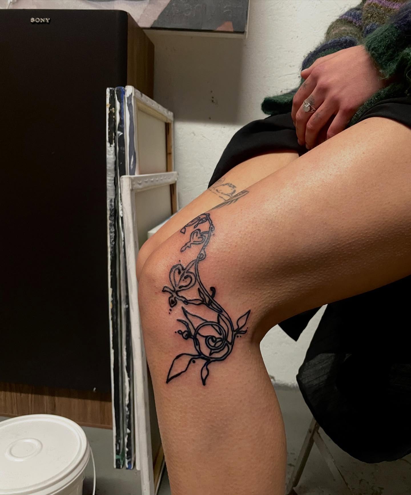 Rose black and grey tattoo on the thigh by bisabuelita