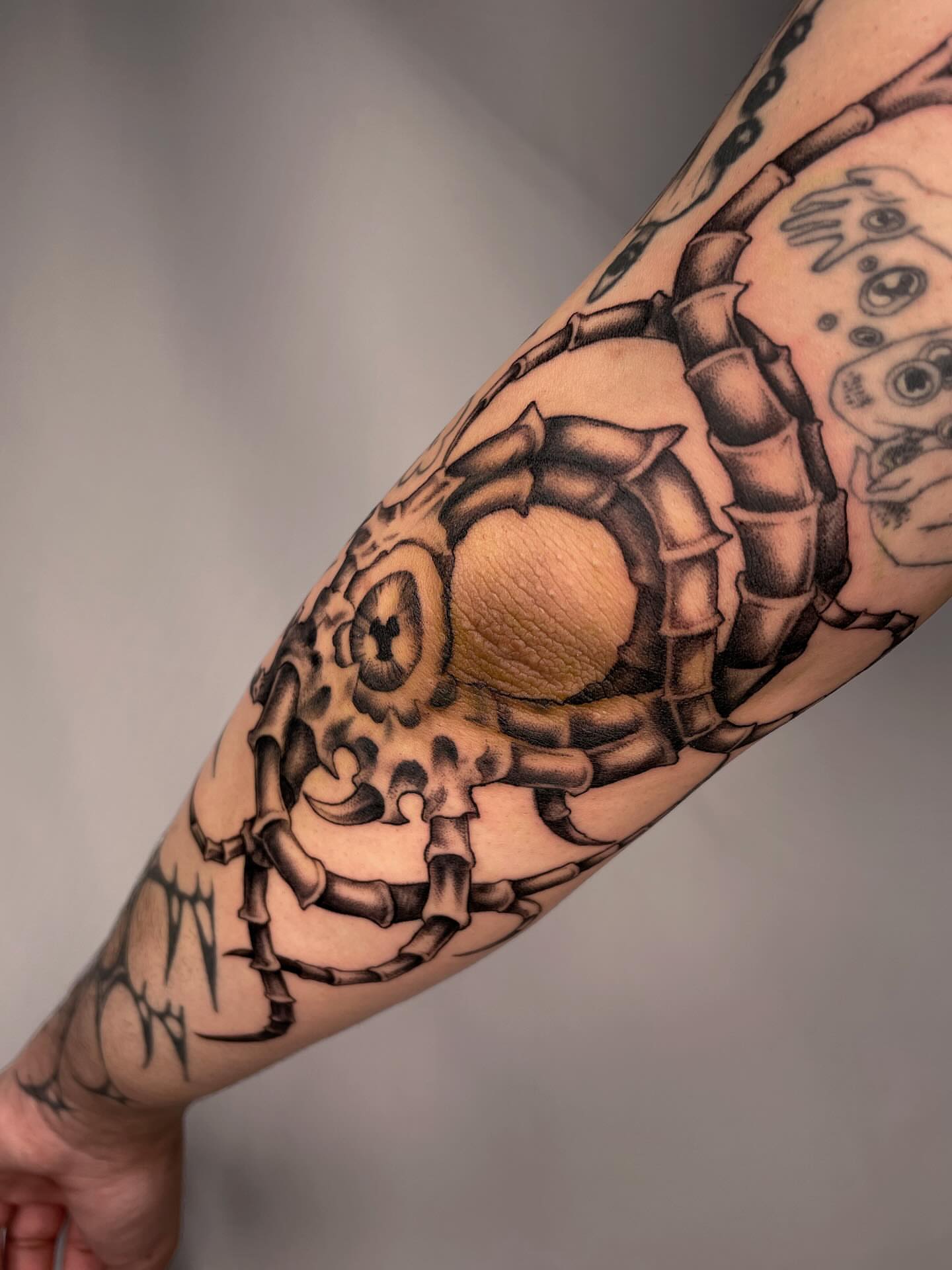 Mechanical skull realism tattoo on the forearm by Vash