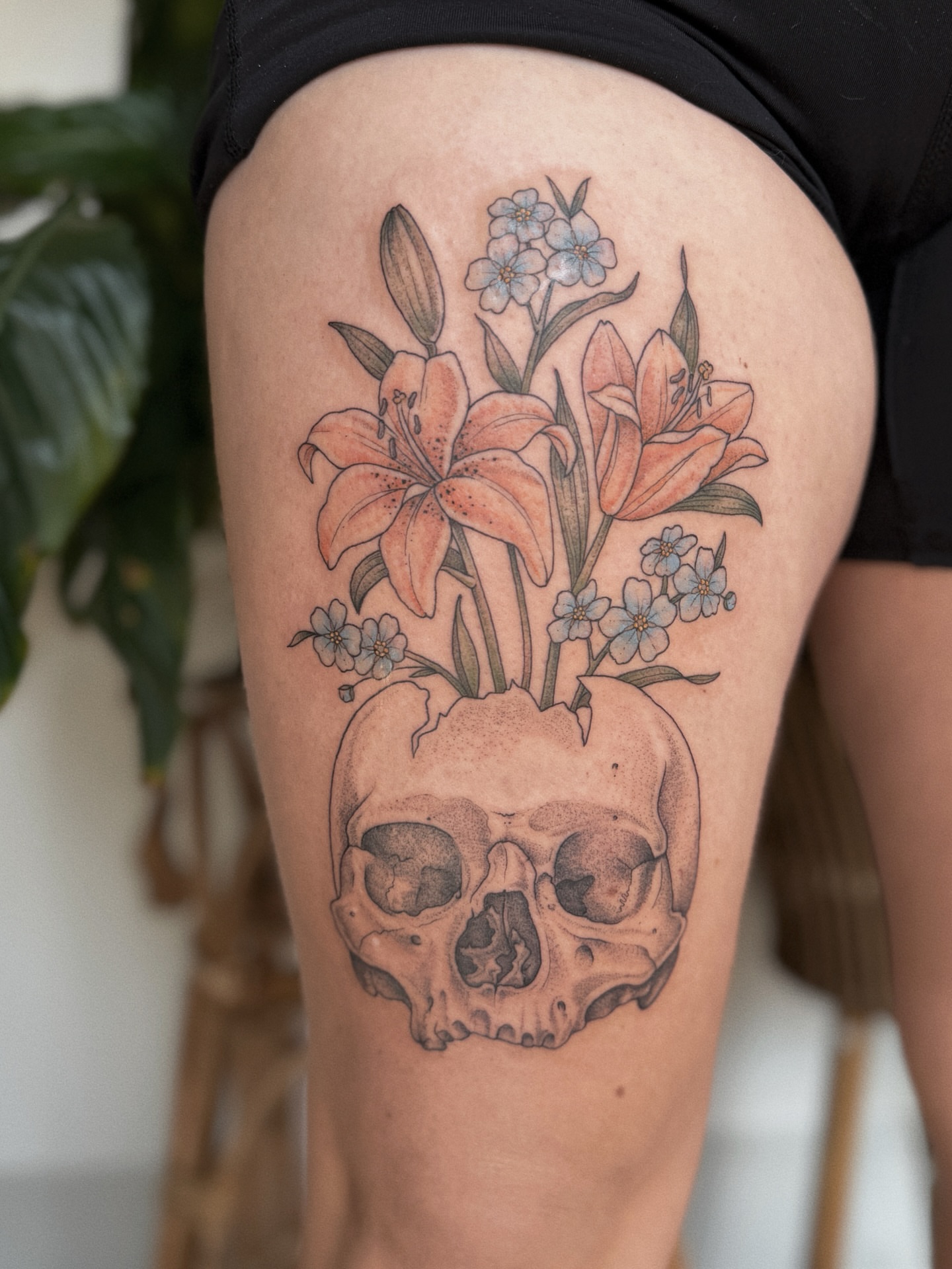 Skull with flowers realism tattoo on the thigh by 𝕵𝖊𝖘𝖘𝖎𝖈𝖆 𝕰𝖑 (raleigh tattoo artist)