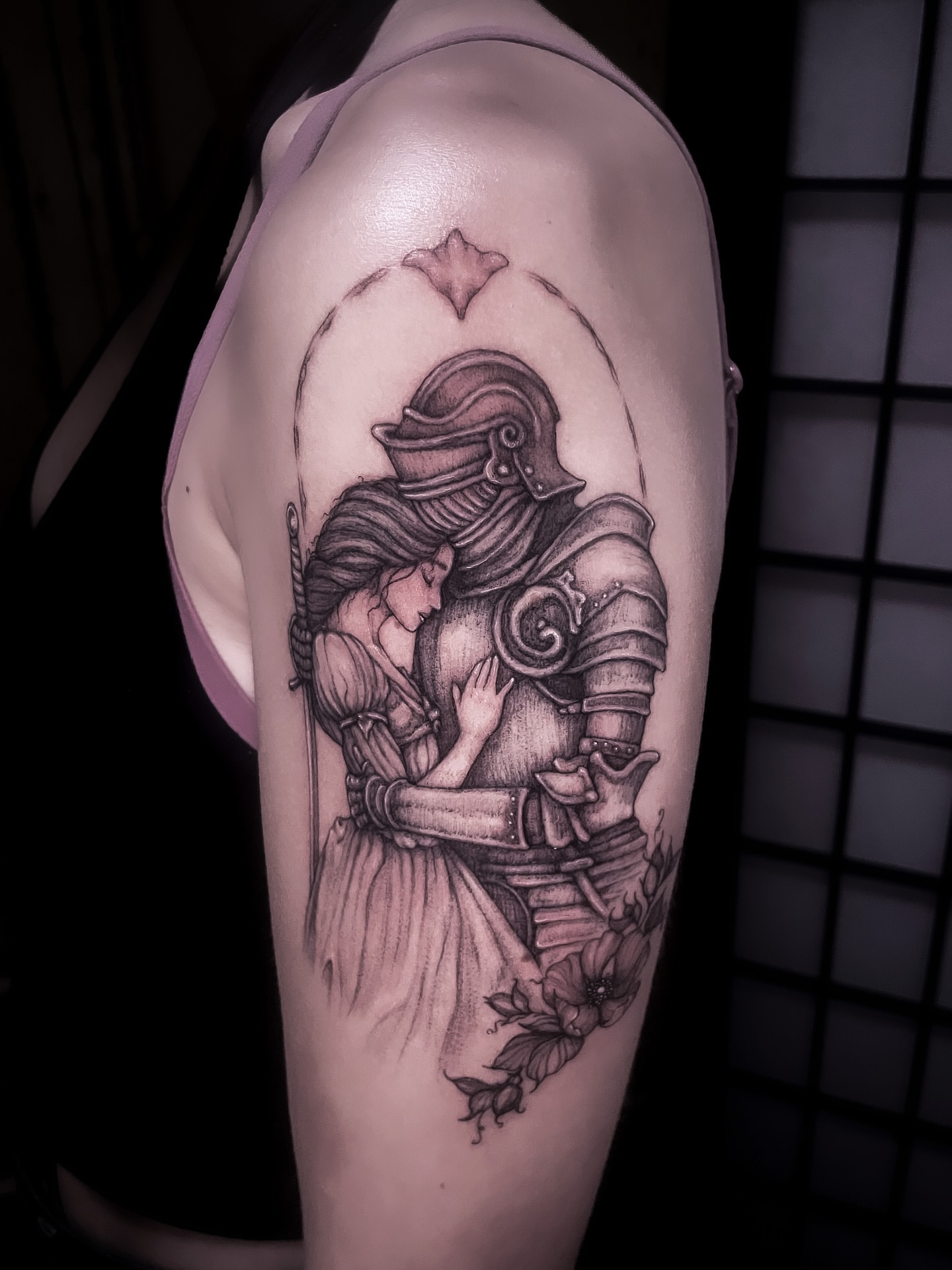 Knight and maiden realism tattoo on the upper arm by 𝒥𝓊𝓃𝒾𝓅𝑒𝓇 𝒫𝑜𝓈𝓉 (Juju)