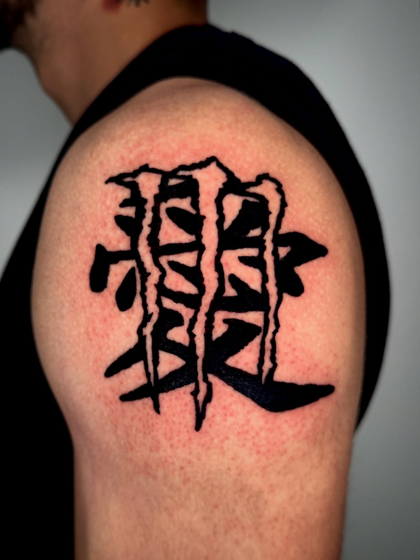 Kanji character black and grey tattoo on the shoulder by 𝔠𝔲𝔯𝔱𝔦𝔰 ~ tattoo artist