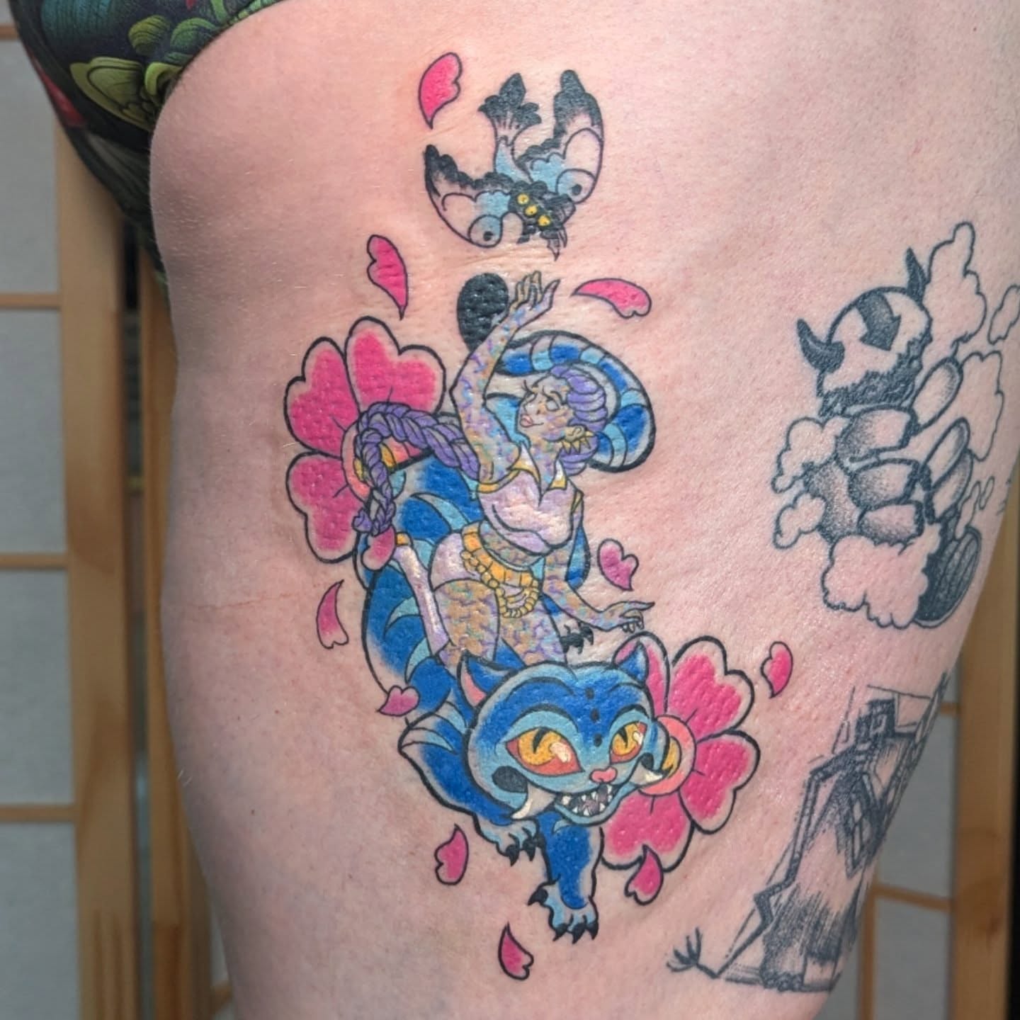 Japanese-inspired character with cat new school tattoo on the thigh by Nico Capriotti ๐ณ๏ธโ๐