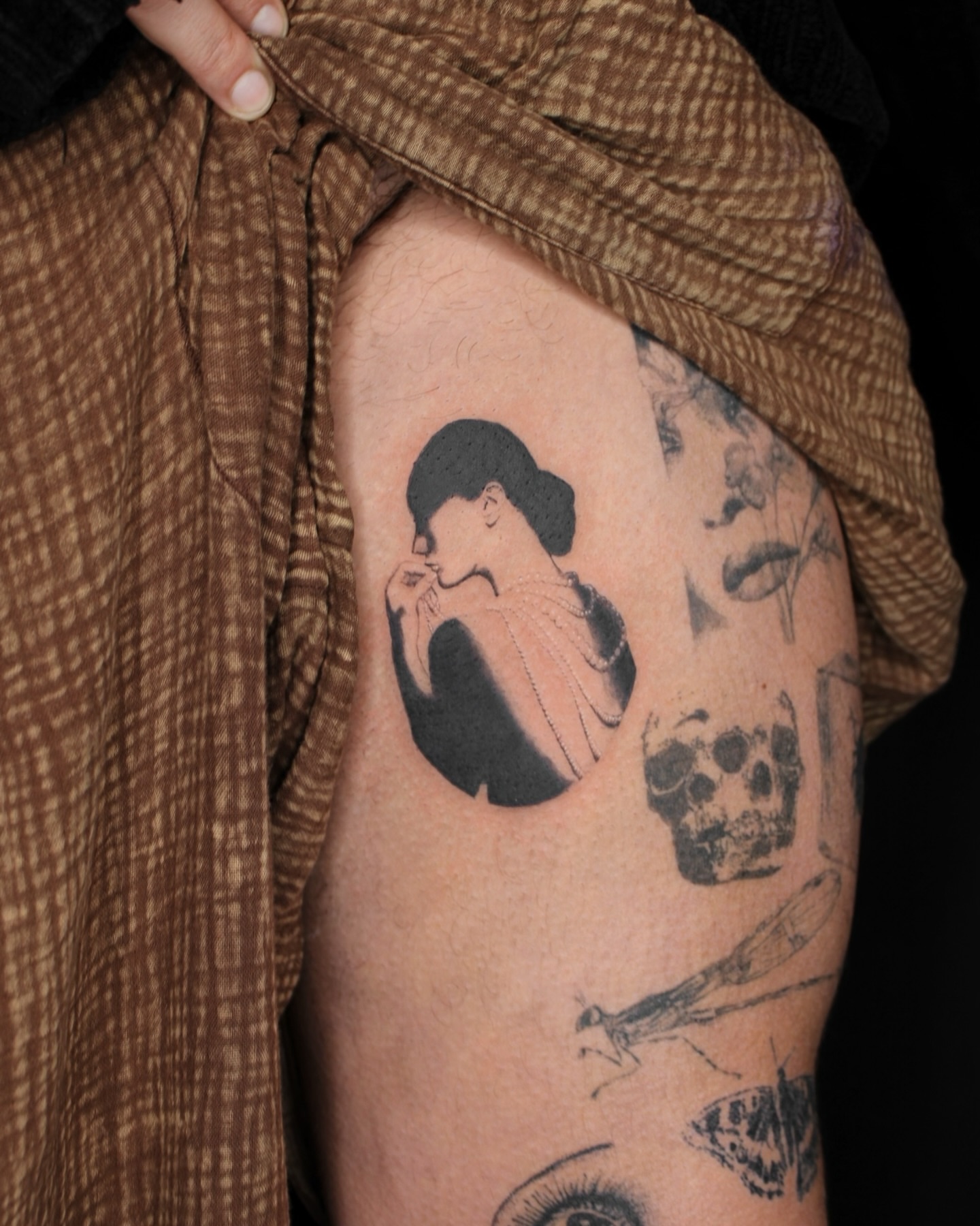 Woman realism tattoo on the thigh by ππ²π§π§ ππ’π₯πππ« (π©π¦