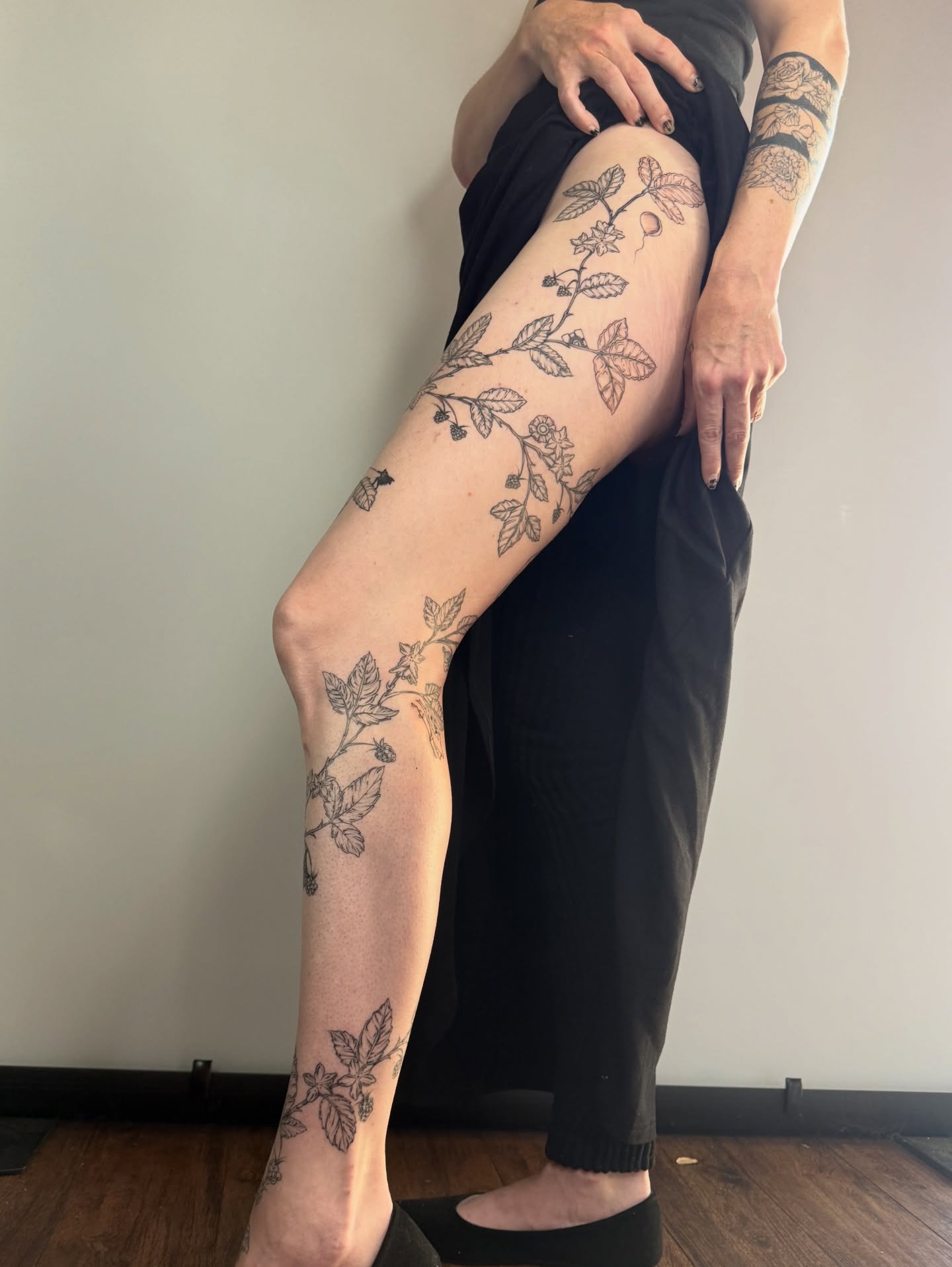 Botanical vine black and grey tattoo on the thigh by Brandie