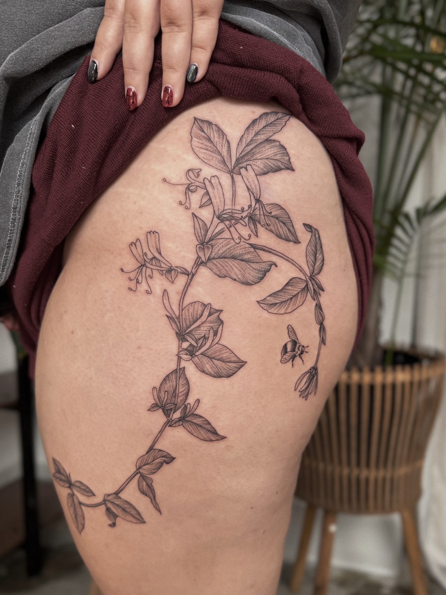 Honeysuckle and bee realism tattoo on the thigh by 𝕵𝖊𝖘𝖘𝖎𝖈𝖆 𝕰𝖑 (raleigh tattoo artist)