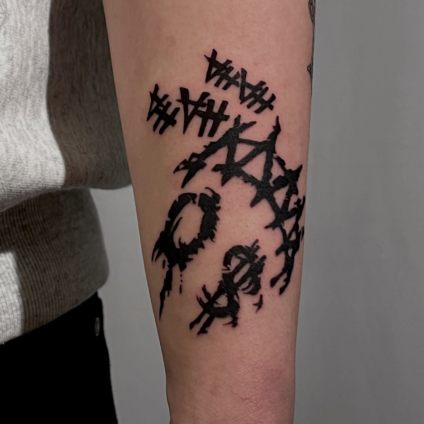 Abstract pattern black and grey tattoo on the forearm by Koreatattoo Seoultattoo hongdaetattoo 서울타투