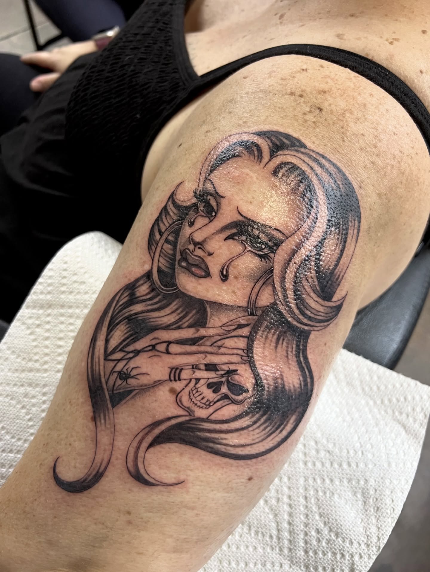 Woman with skull realism tattoo on the thigh by ๐ฏ๐๐๐๐๐๐๐๐ ๐ฒ๐๐๐๐๐๐๐ โ โ๐พ๐๐ฎ๐ด๐ฌโ โ