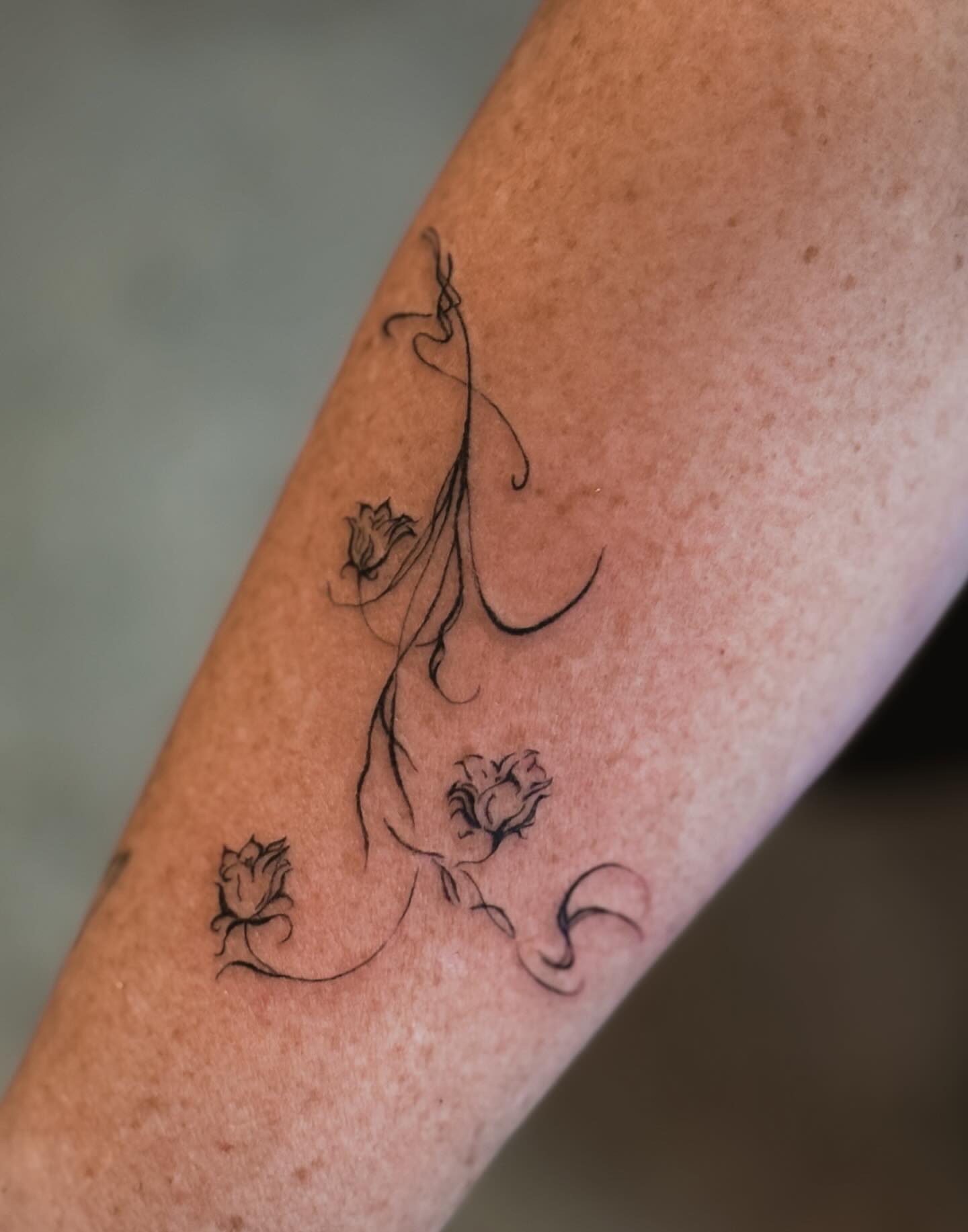 Floral vine fine line tattoo on the forearm by π»ππ π
ππππ Tattoo Artist, Las Vegas, Nevada