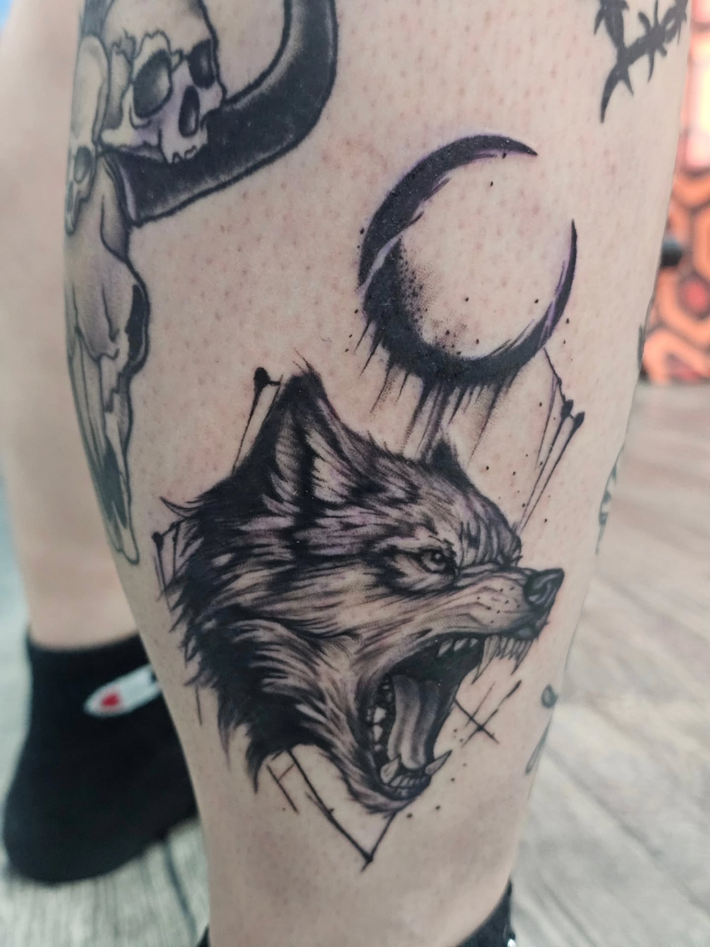 Wolf realism tattoo on the thigh by Matthew Ashmore