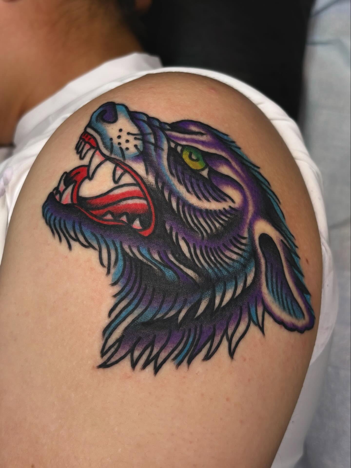 Wolf American traditional tattoo on the shoulder by ๐๐๐ฏ๐ข๐ซ