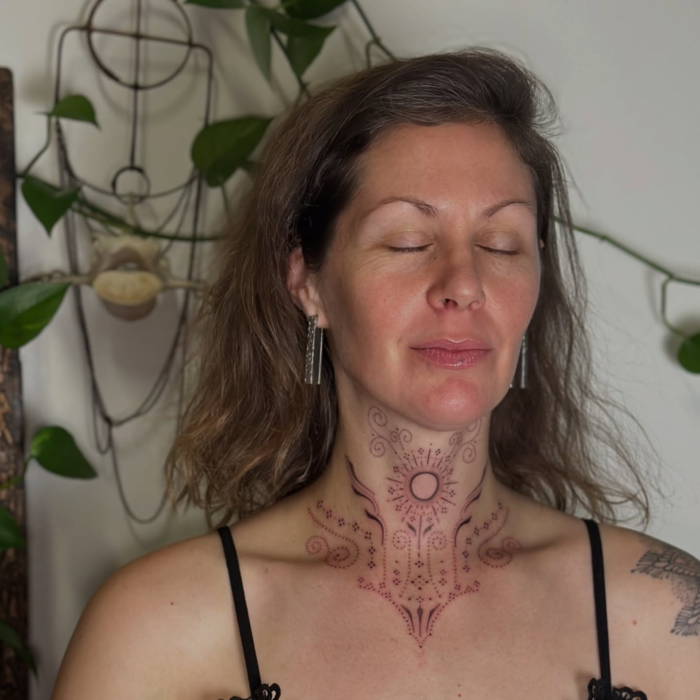 Neckpiece dotwork tattoo on the neck by Santiago Don, Portland, Oregon