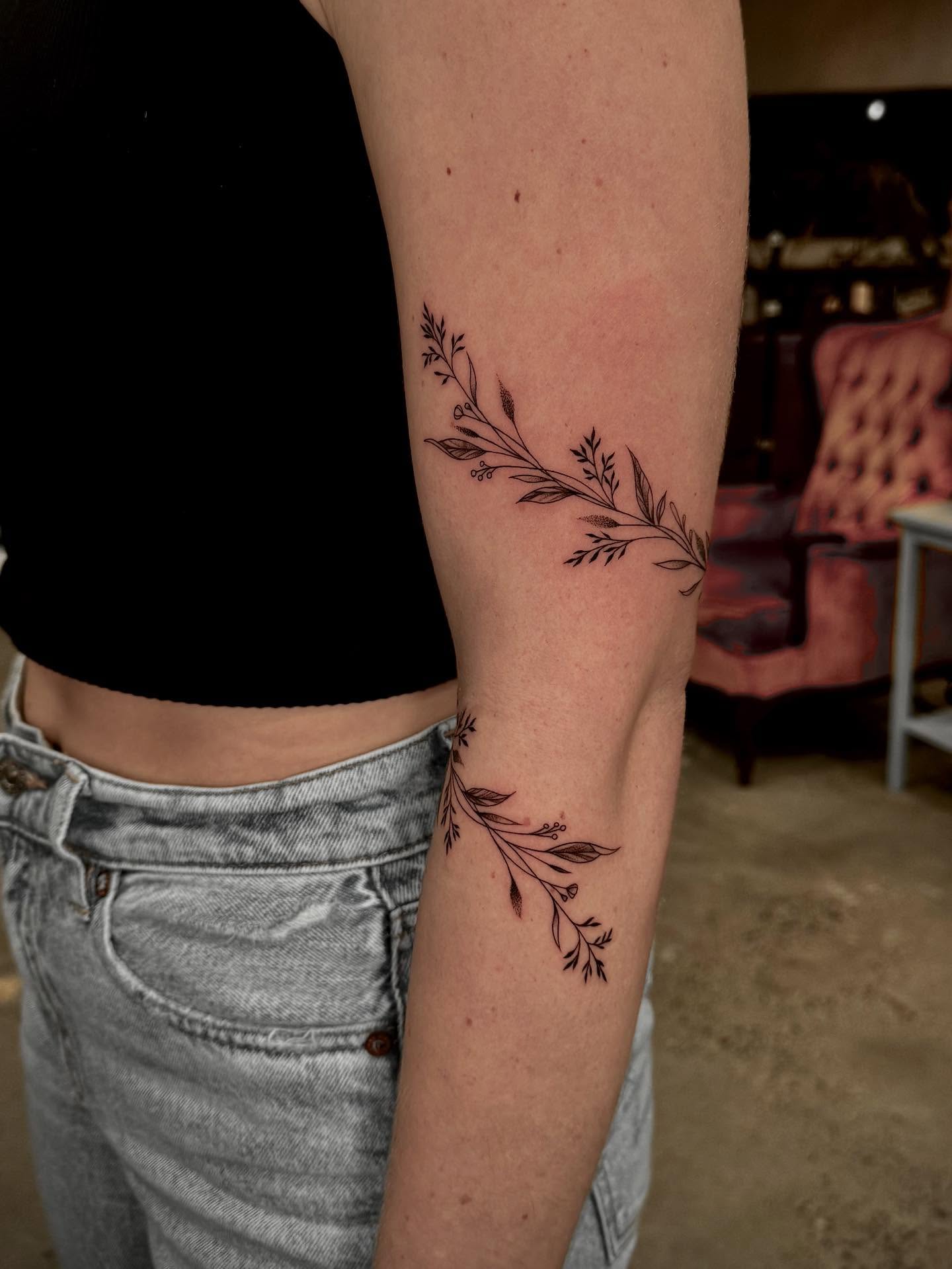 Branch with leaves fine line tattoo on the forearm by 𝓛𝓲𝓷𝓪 ∙ ғɪɴᴇʟɪɴᴇ ᴛᴀᴛᴛᴏᴏs ∙ ᴄʜᴀʀʟᴏᴛᴛᴇ ɴᴄ🇺🇸 🇺🇦