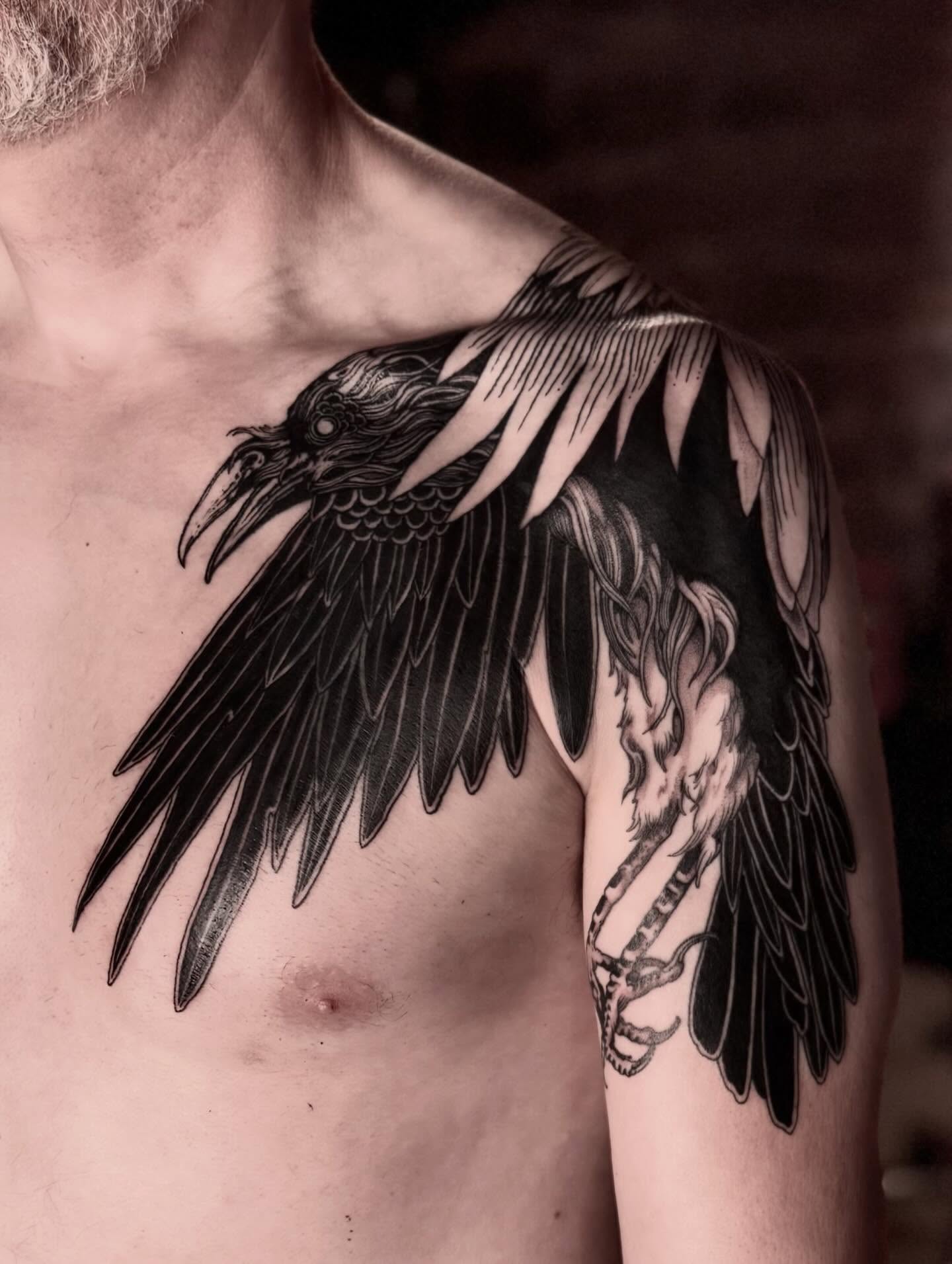Crow black and grey tattoo on the shoulder by 𝐋𝐢𝐬𝐚 𝐊𝐨𝐫𝐳𝐞𝐧𝐨𝐰𝐬𝐤𝐢