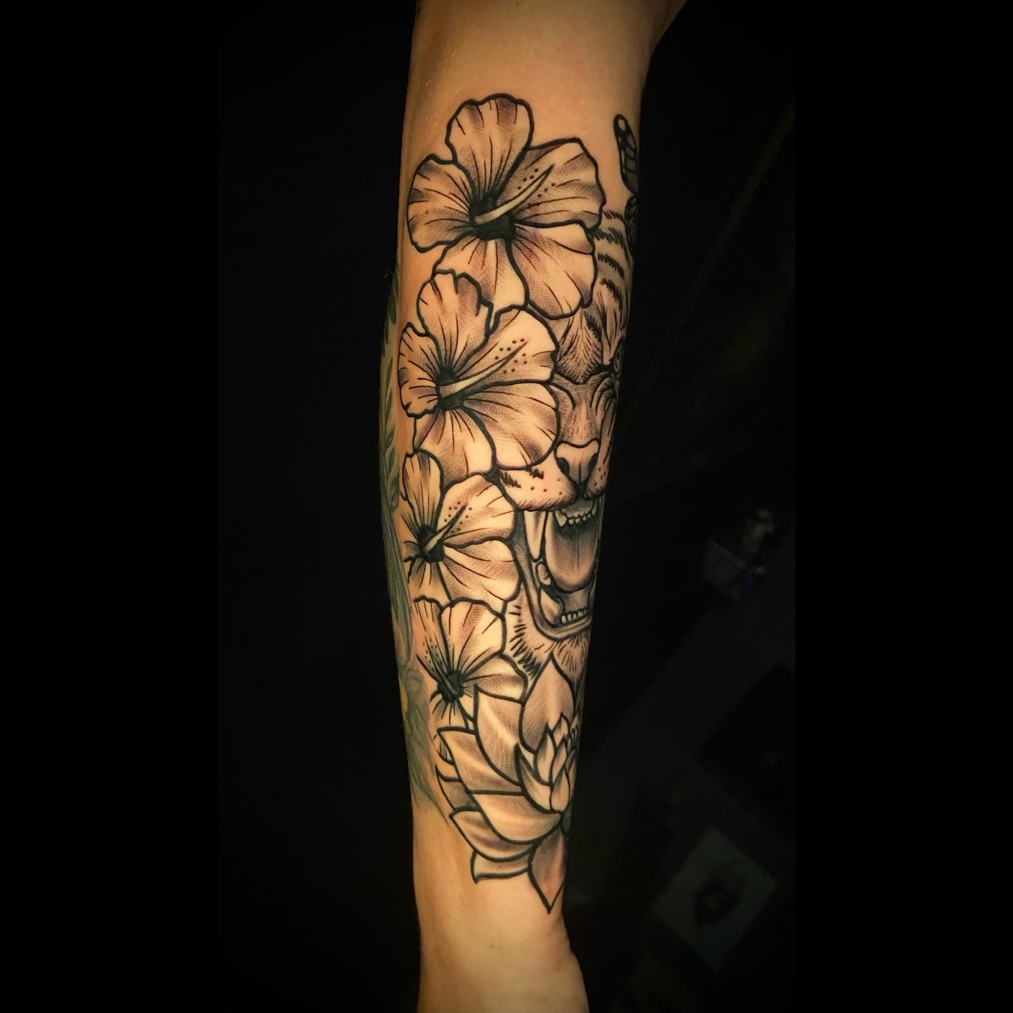 Hawaiian flowers and skull black and grey tattoo on the forearm by Vincent Figuccio