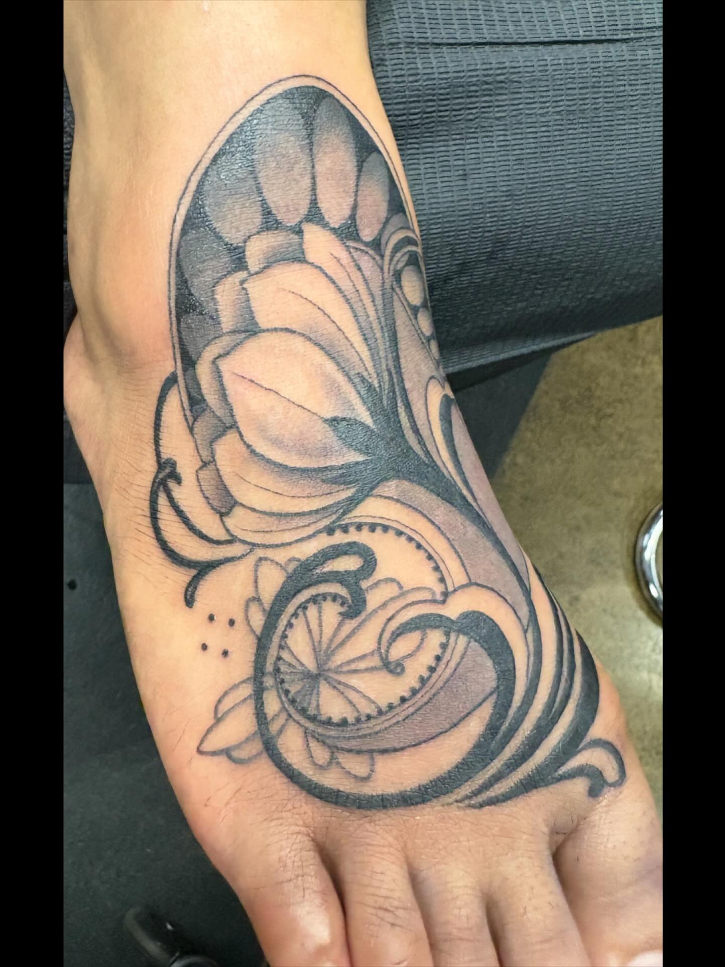 Tattoo by @lu_tatu — black_and_grey