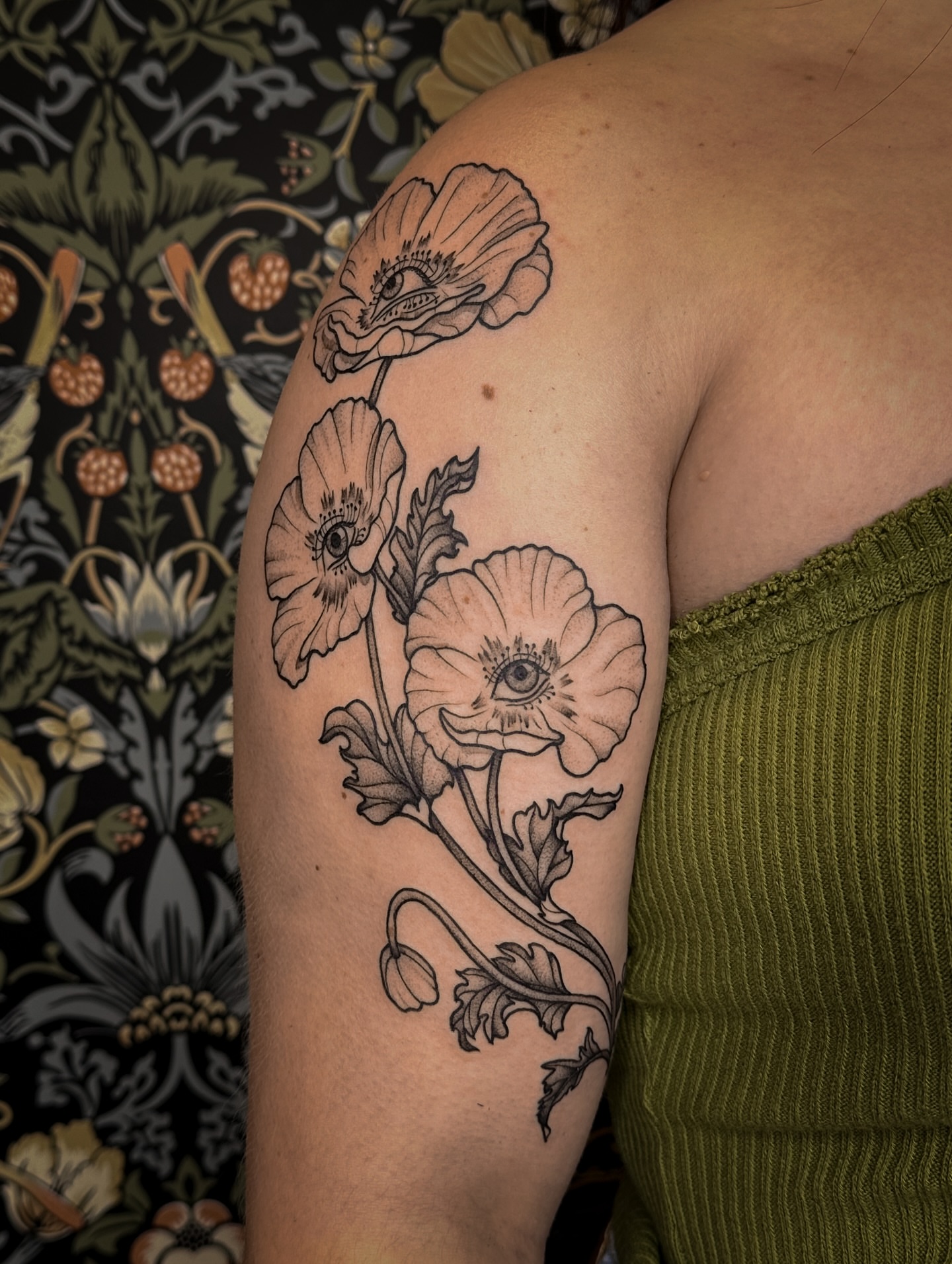 Poppy flowers black and grey tattoo on the shoulder by 𝑰𝒍𝒍𝒖𝒔𝒕𝒓𝒂𝒕𝒊𝒗𝒆 𝑵𝒂𝒕𝒖𝒓𝒆 𝑻𝒂𝒕𝒕𝒐𝒐 𝑨𝒓𝒕𝒊𝒔𝒕