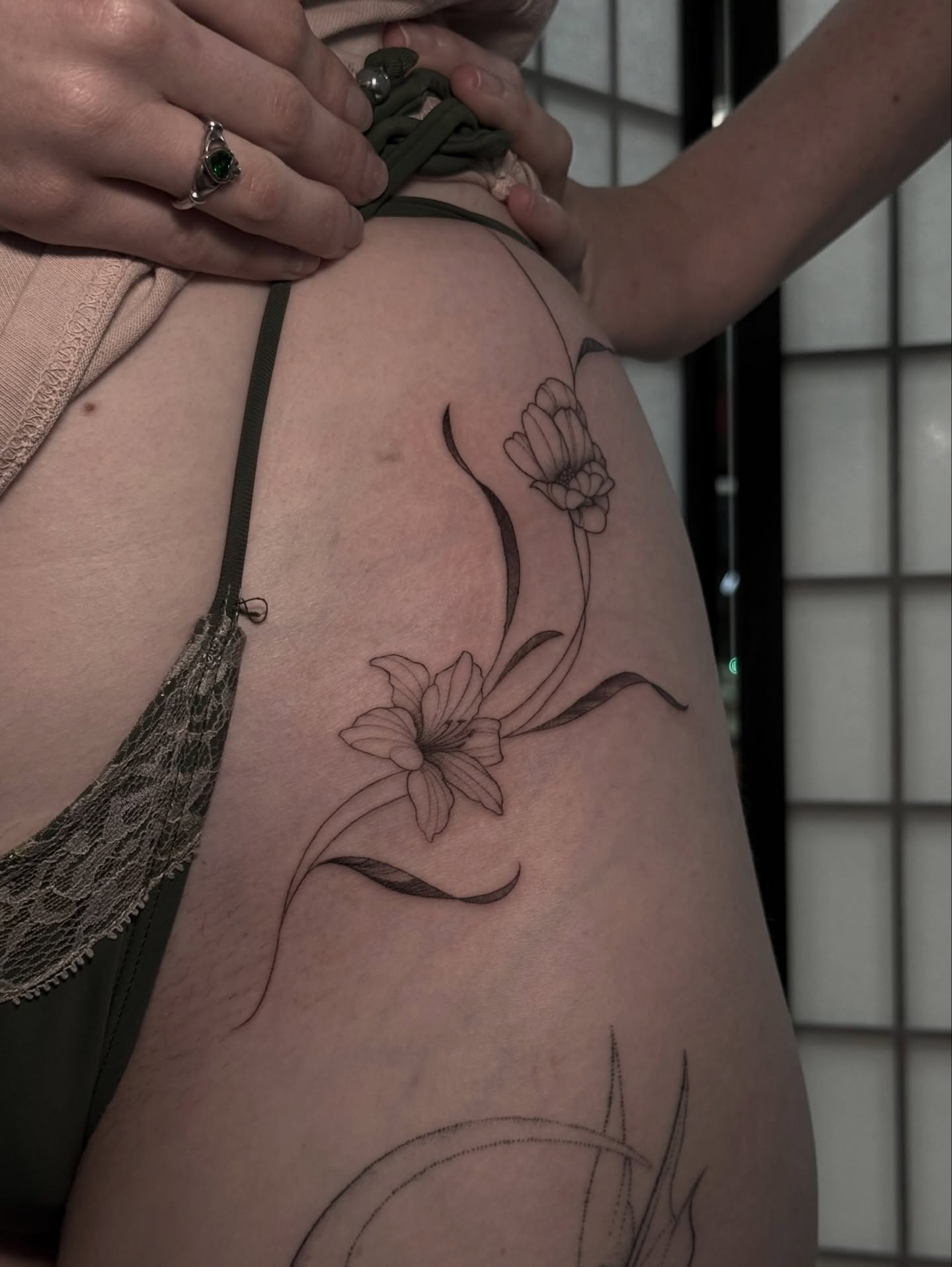 Flowers black and grey tattoo on the thigh by Carlos Abad