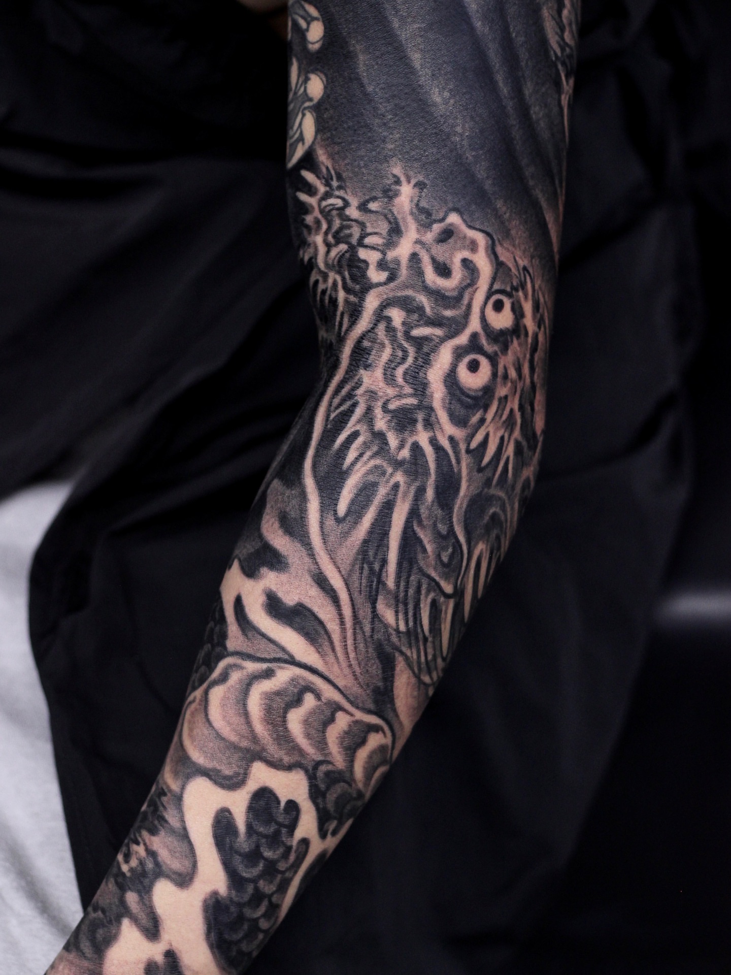 Lion black and grey tattoo on the forearm by 睿刺造物