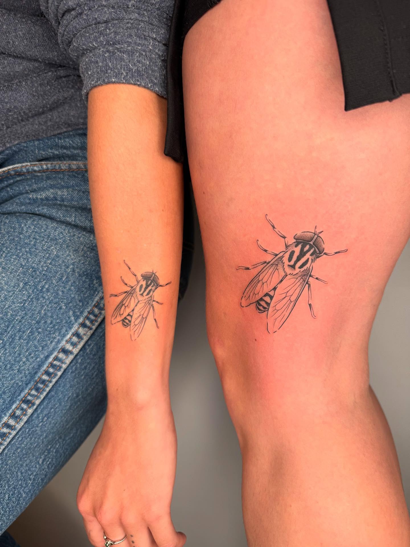 Bee realism tattoo on the thigh by Maddie Hammell