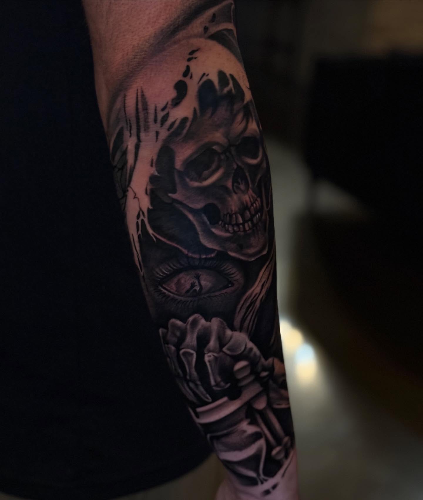 Skull and eye realism tattoo on the forearm by Smuk One