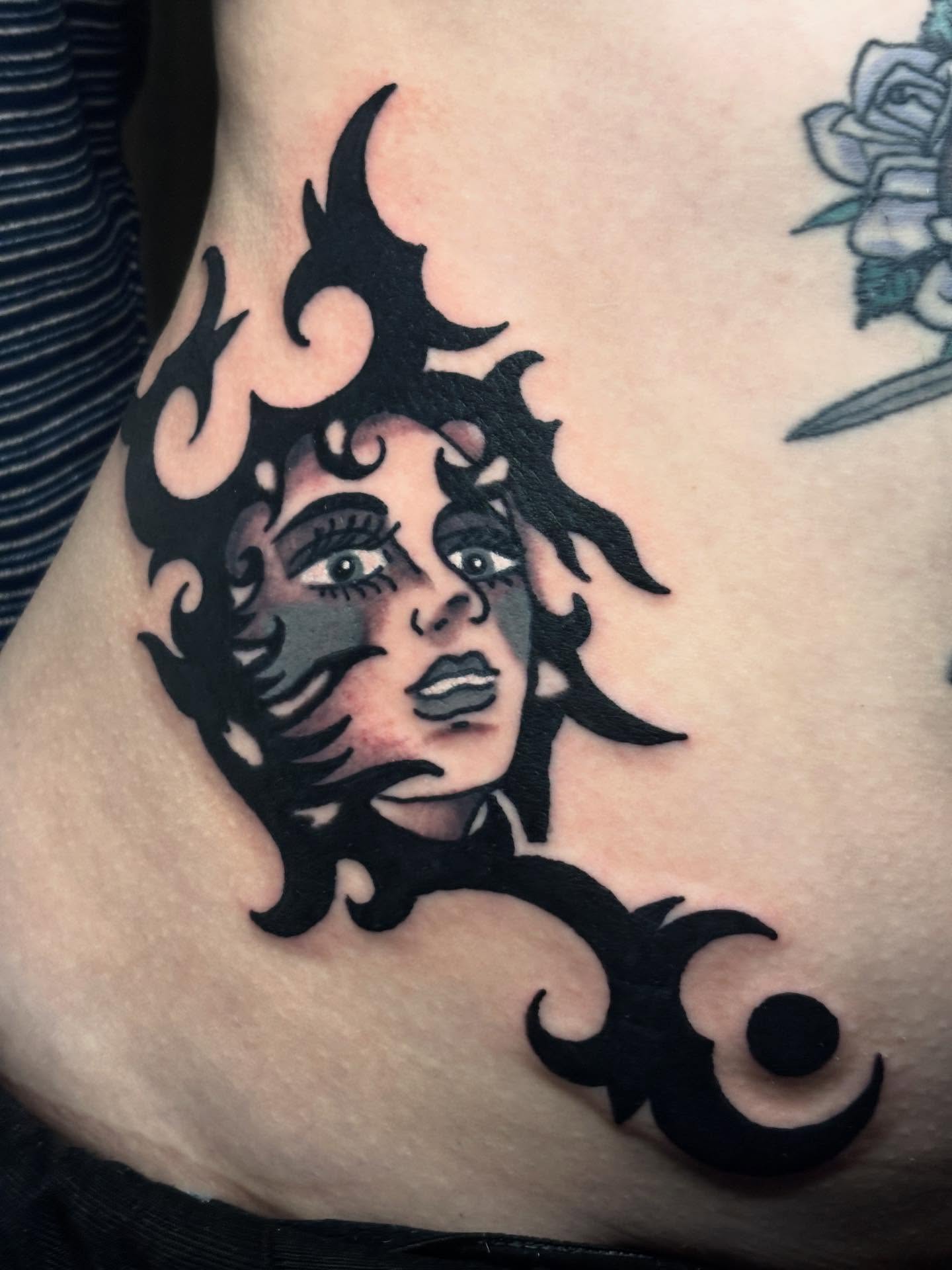 Woman's face American traditional tattoo on the ribs by ๐๐ซ๐ข๐ ๐๐ฅ๐ญ๐จ๐ง๐๐ง