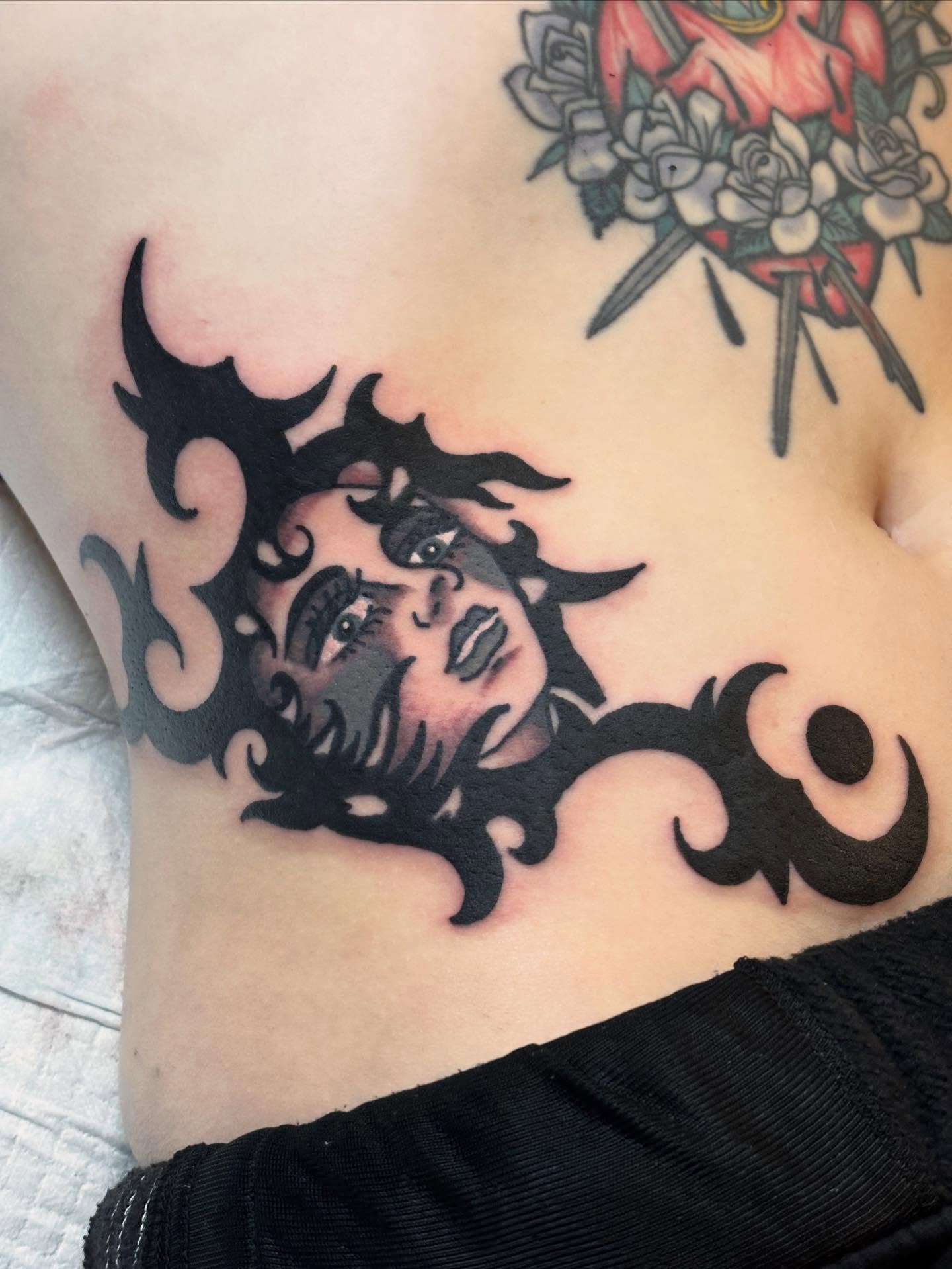 Woman's face American traditional tattoo on the ribs by ๐๐ซ๐ข๐ ๐๐ฅ๐ญ๐จ๐ง๐๐ง