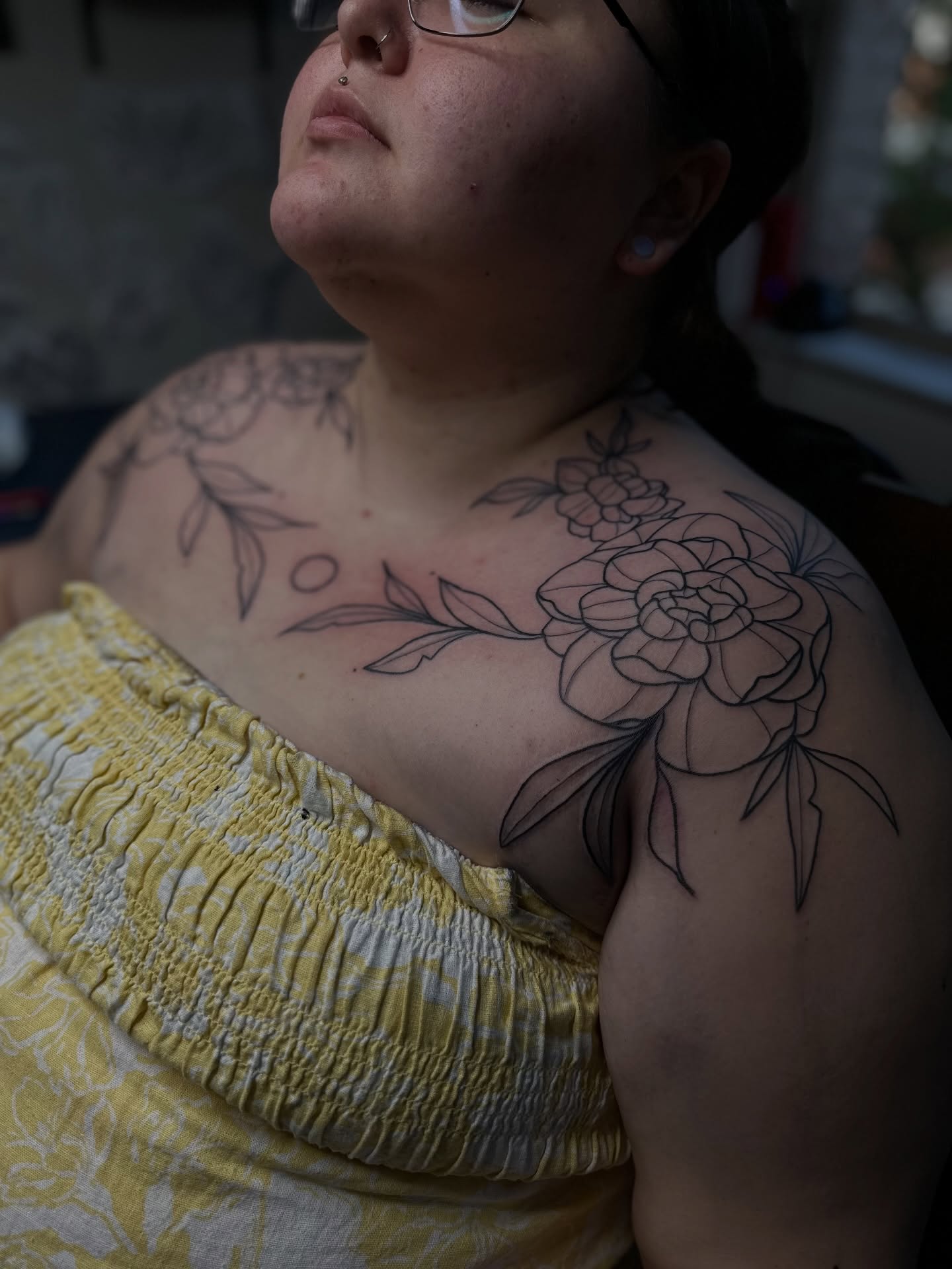 Floral black and grey tattoo on the shoulder by แดแด ๐ฎ๐ท ๐ฆ๐ซ