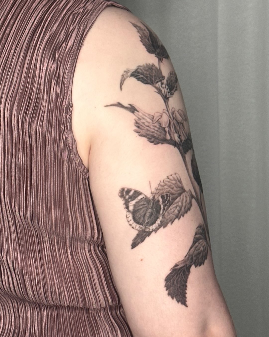 Butterfly and plant realism tattoo on the upper arm by ɪᴍᴏɢᴇɴ 🏳️🌈 sᴇᴀᴛᴛʟᴇ ᴛᴀᴛᴛᴏᴏ ᴀʀᴛɪsᴛ, Seattle, Washington