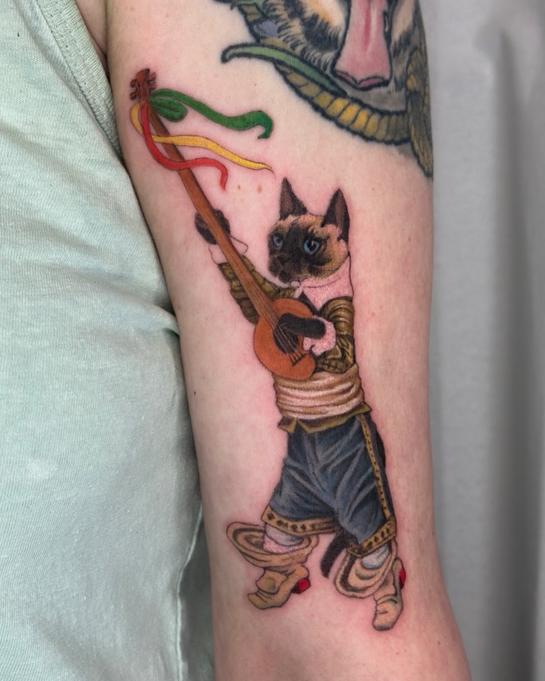Cat playing guitar American traditional tattoo on the forearm by ɪᴍᴏɢᴇɴ 🏳️🌈 sᴇᴀᴛᴛʟᴇ ᴛᴀᴛᴛᴏᴏ ᴀʀᴛɪsᴛ, Seattle, Washington