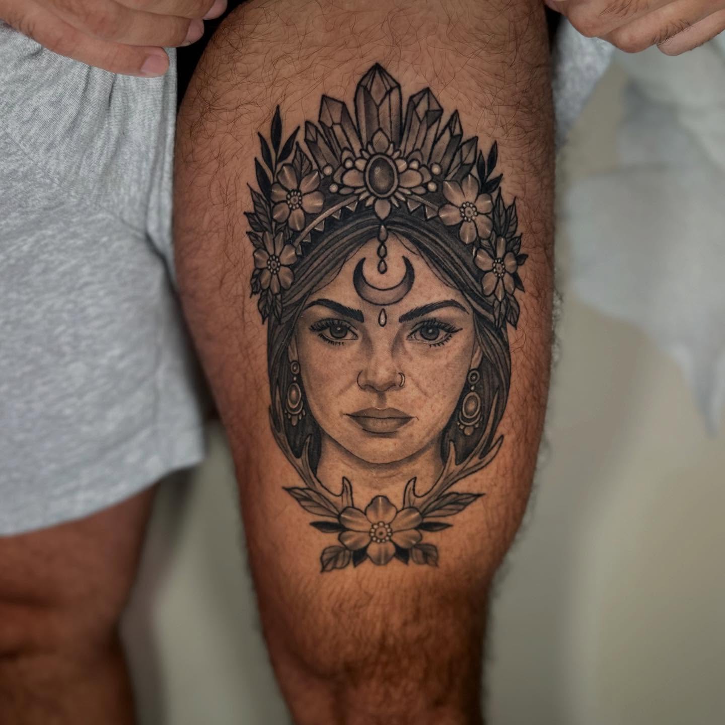 Woman with floral crown realism tattoo on the thigh by Diana Kunz