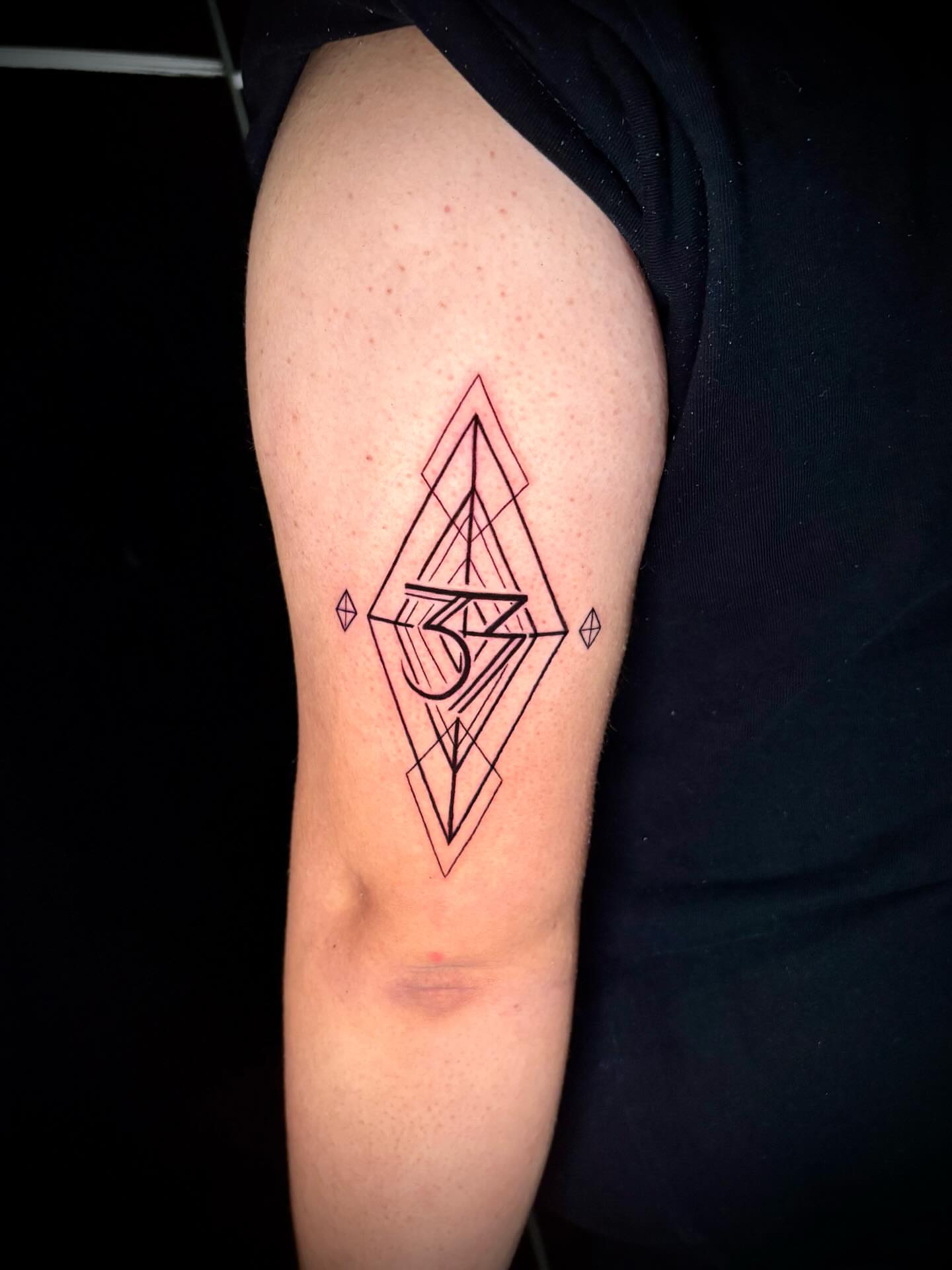 Tattoo by @_vanessa.ink_ β geometric