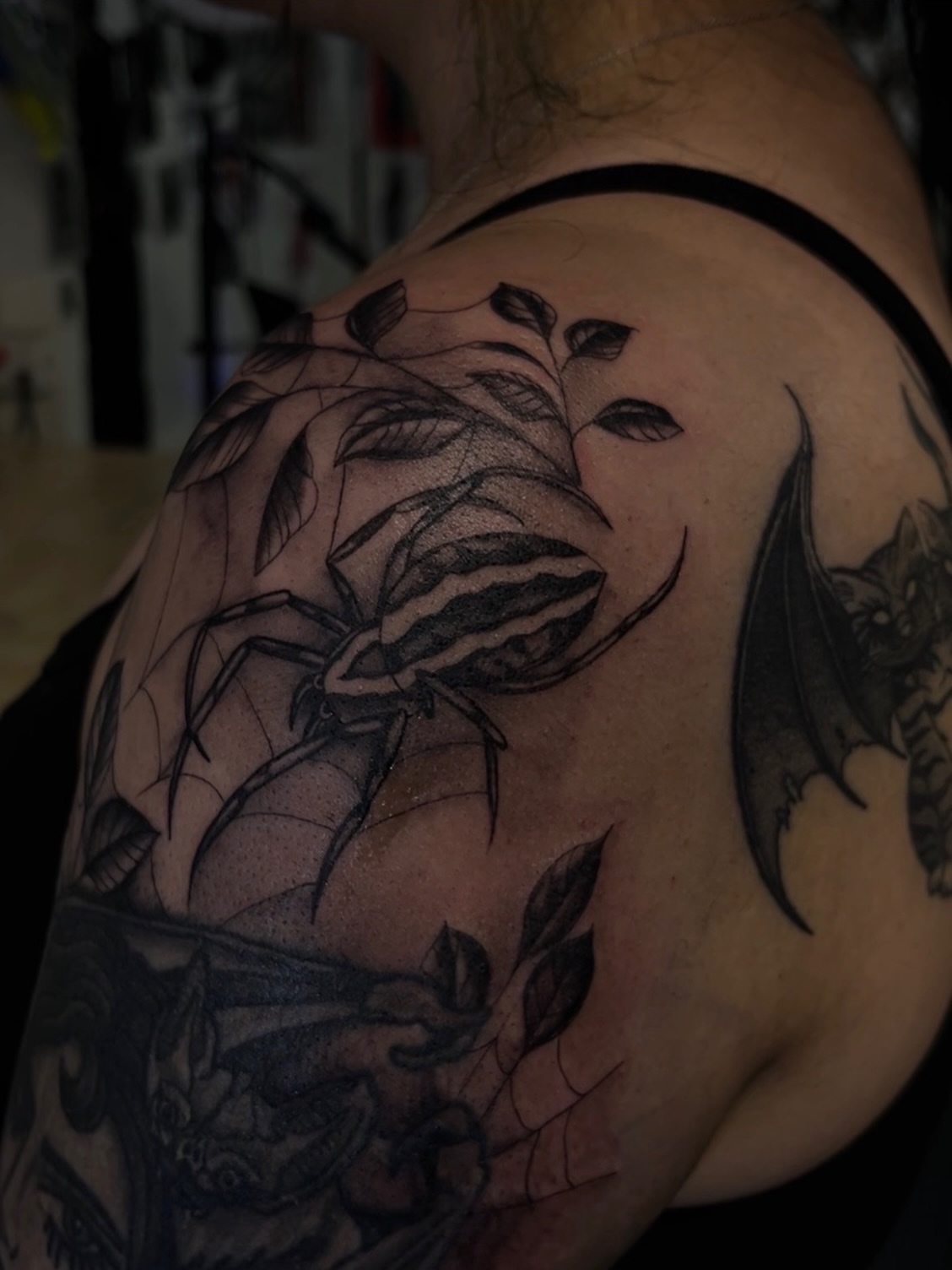 Spider and leaves black and grey tattoo on the shoulder by suzie