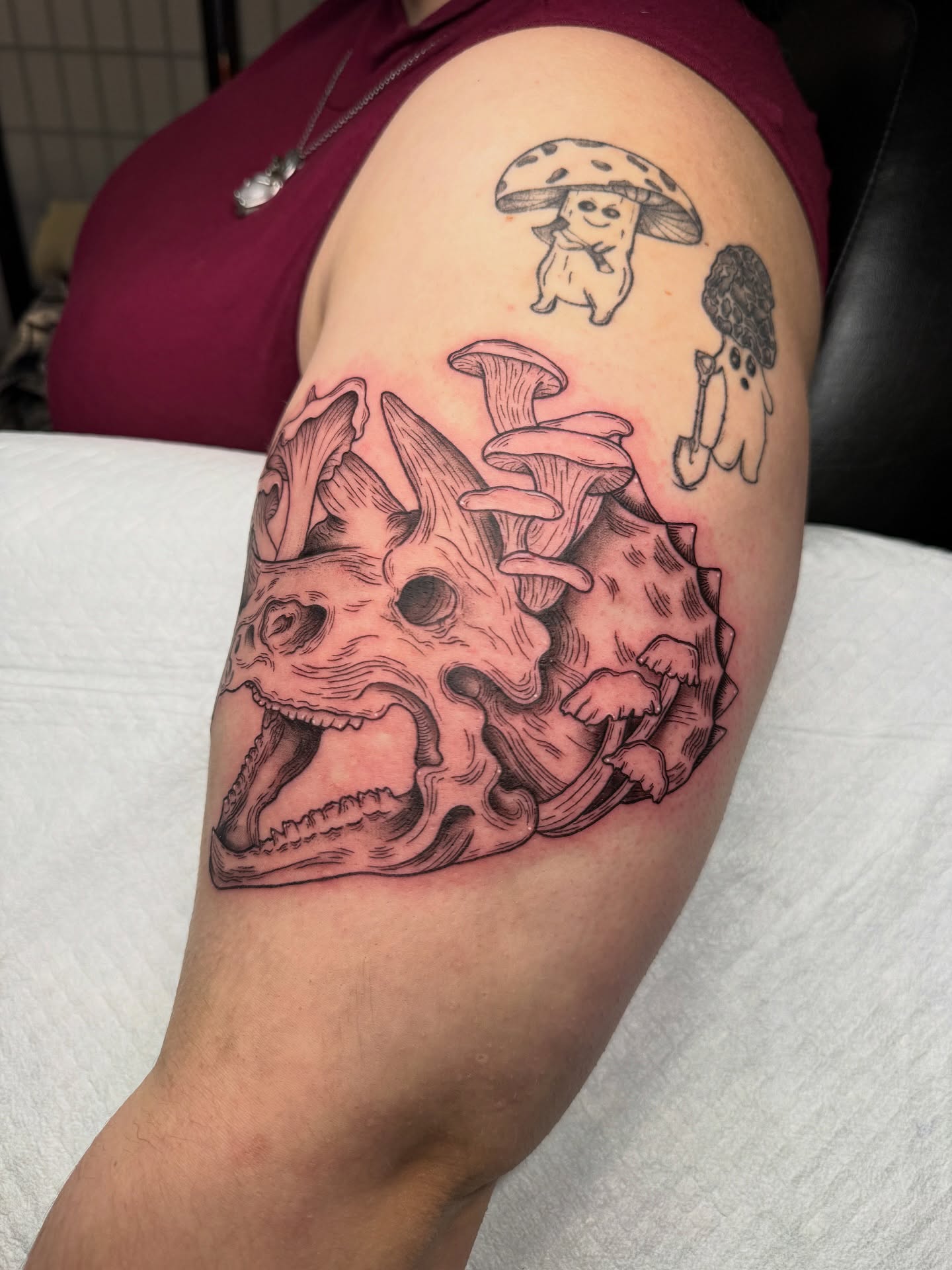 Skull with mushrooms realism tattoo on the shoulder by ✨Syreena✨