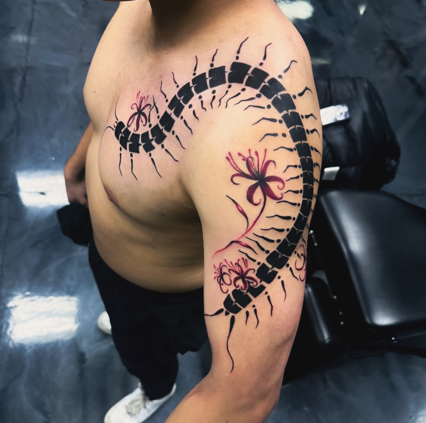 Centipede and flowers black and grey tattoo on the shoulder by Marie Amor🌙