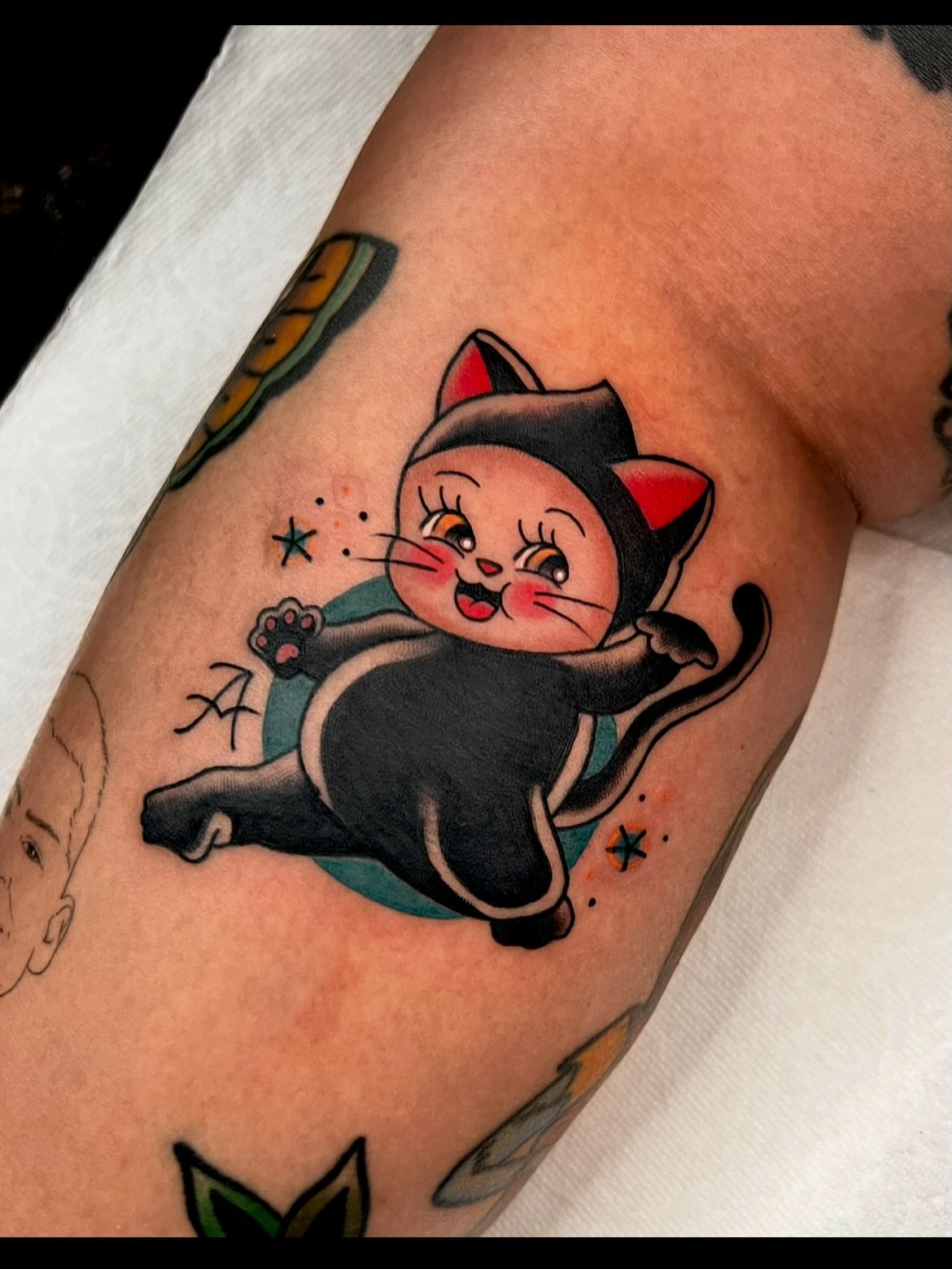 Cat American traditional tattoo on the forearm by 𝙻𝚒𝚊 𝙹𝚎𝚙𝚙𝚎𝚜𝚎𝚗
