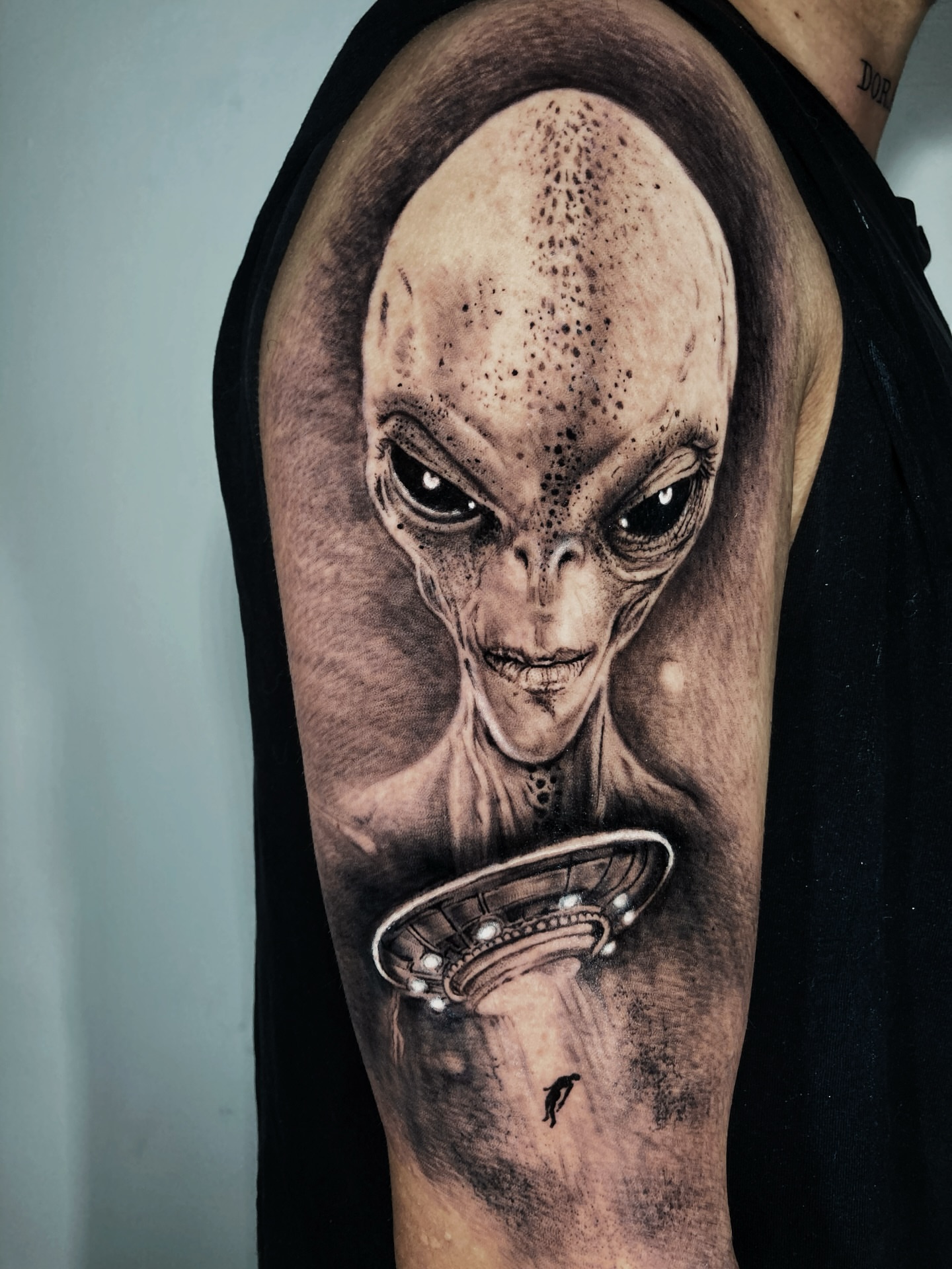 Alien abduction realism tattoo on the shoulder by 𝔄𝔩𝔳𝔞𝔯𝔬 𝔓𝔦𝔫𝔦𝔩𝔩𝔞