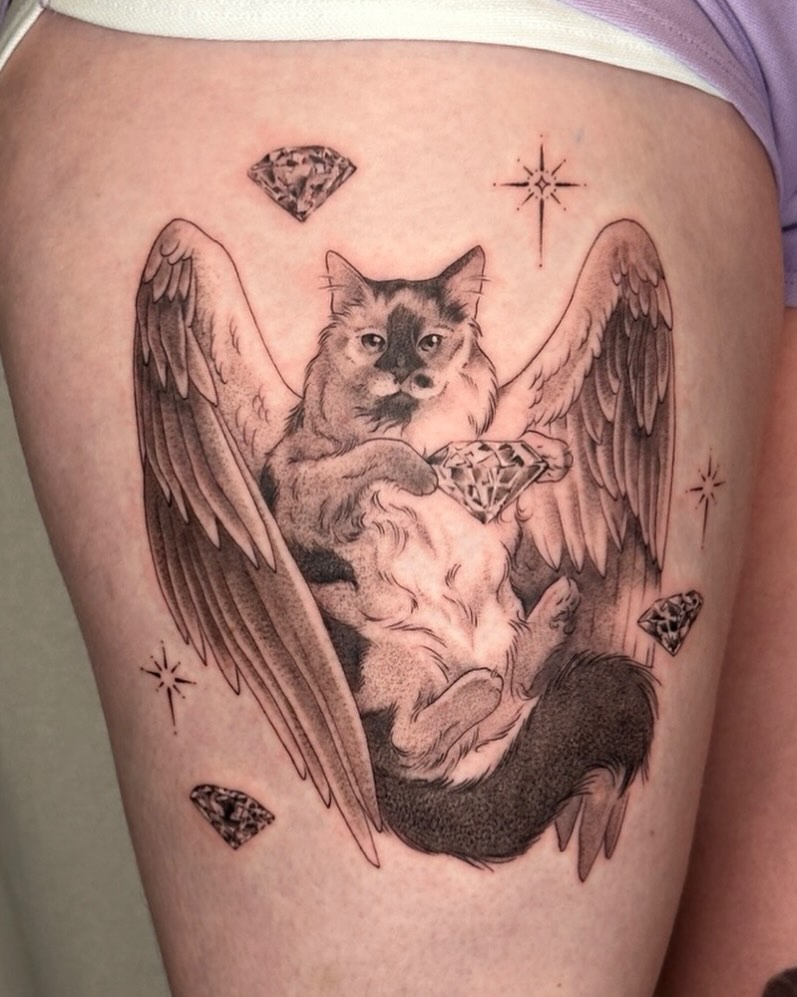 Cat with wings realism tattoo on the thigh by ɪᴍᴏɢᴇɴ 🏳️🌈 sᴇᴀᴛᴛʟᴇ ᴛᴀᴛᴛᴏᴏ ᴀʀᴛɪsᴛ, Seattle, Washington