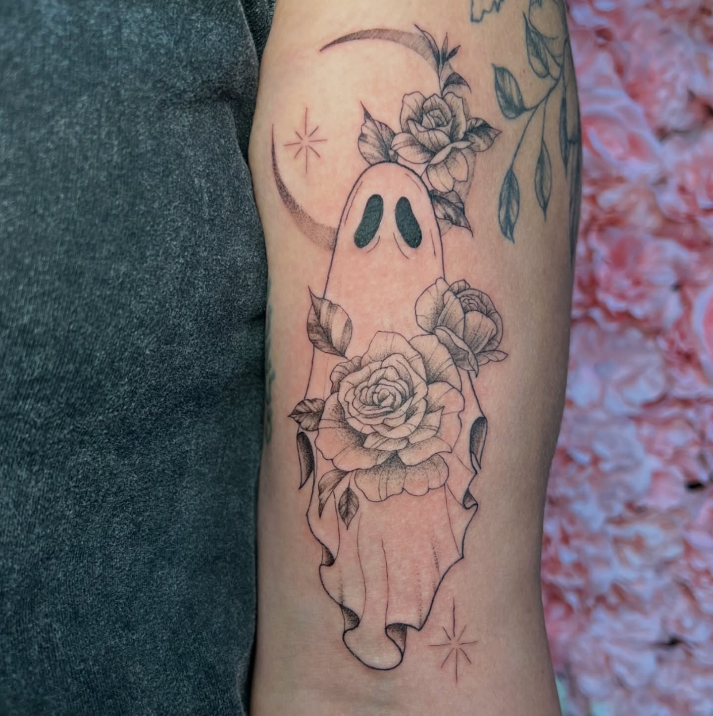 Ghost with roses dotwork tattoo on the forearm by 𝒱𝒽𝓎𝓍𝒾𝓃