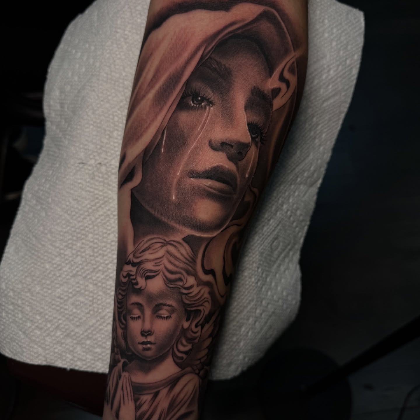 Mother and child realism tattoo on the forearm by Jonathan Solis 🇲🇽🇺🇸
