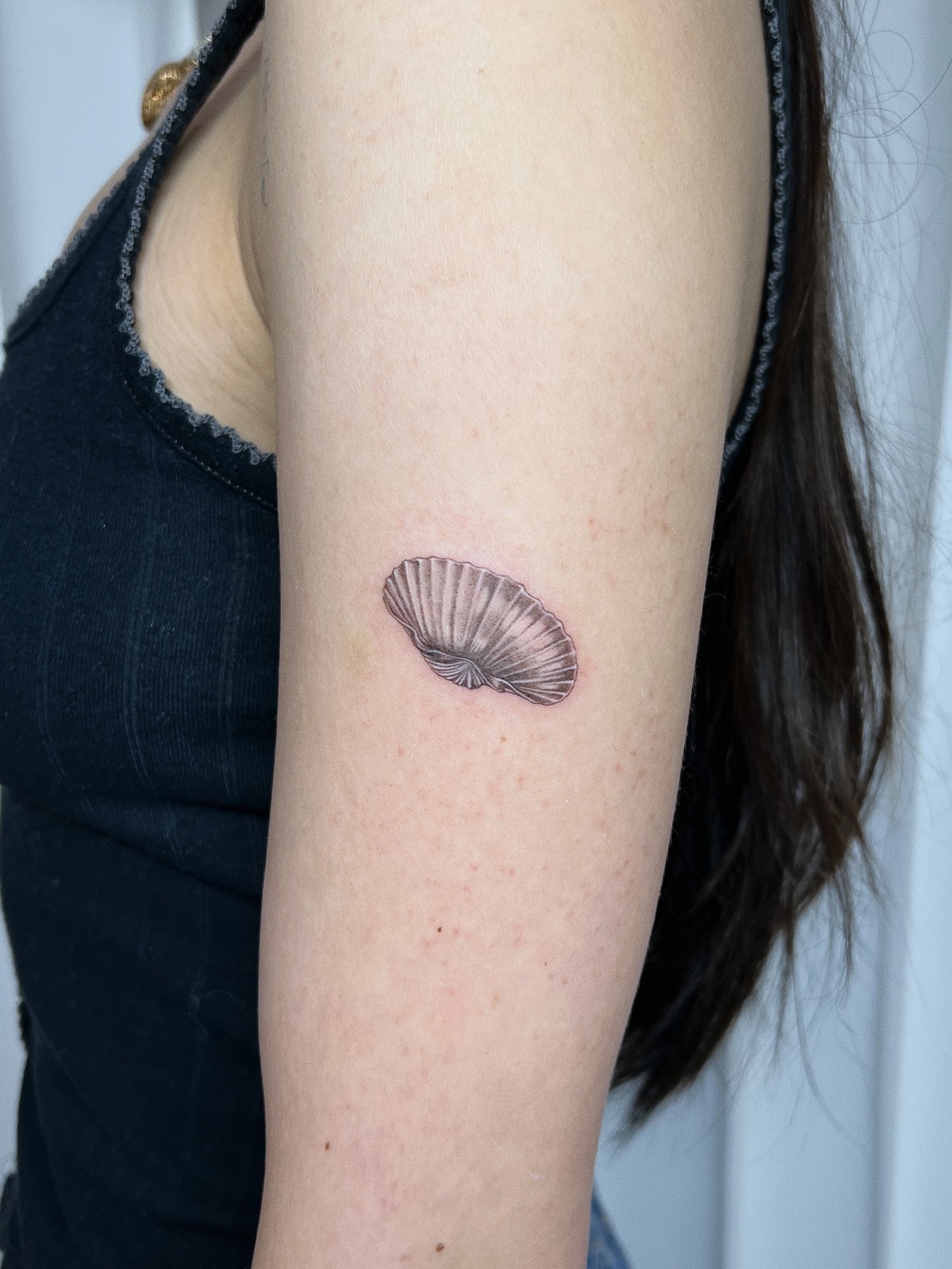 Shell black and grey tattoo on the forearm by Soy 🫛
