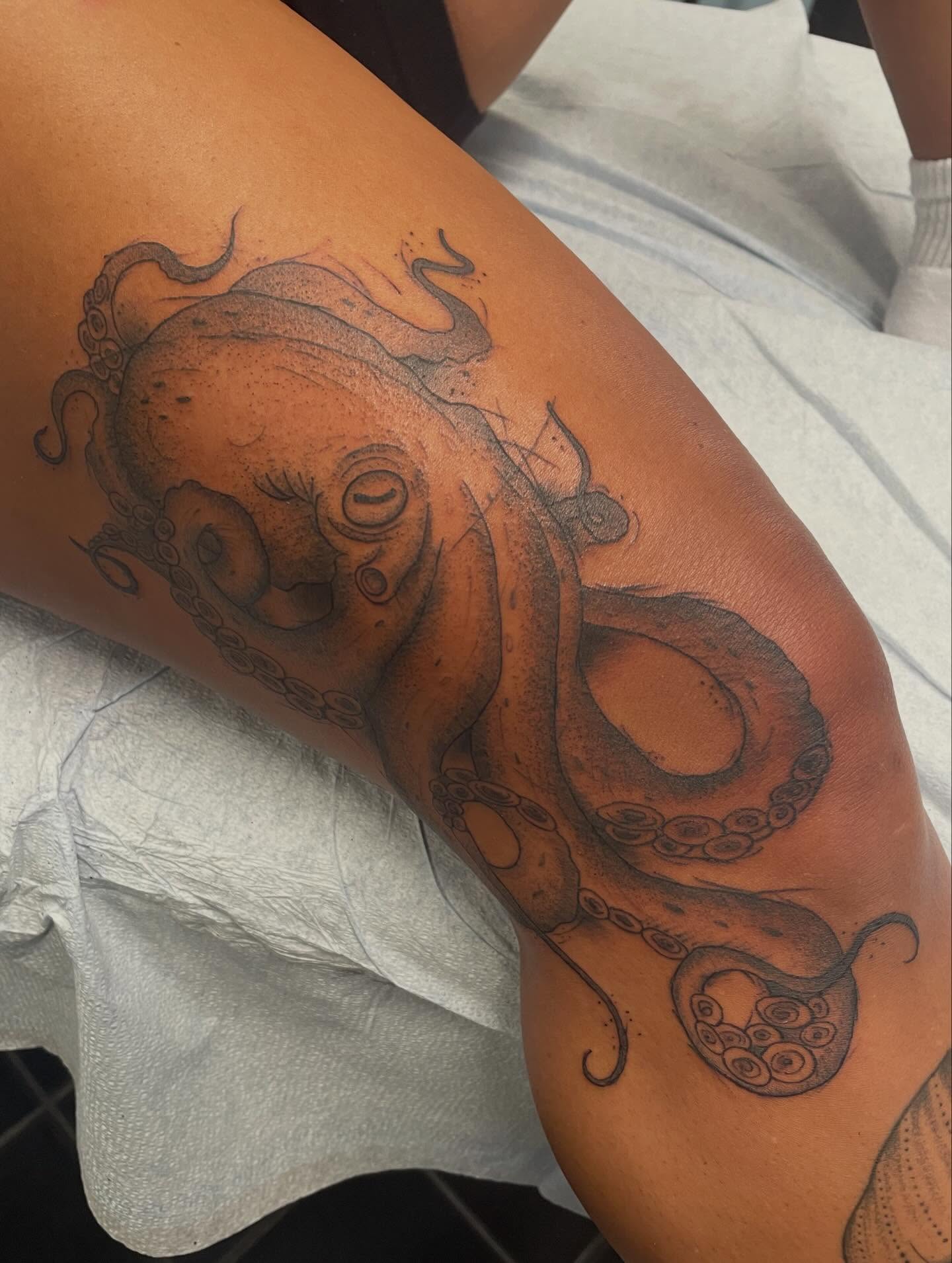 Octopus black and grey tattoo on the forearm by Andres Patino 🇪🇨🇺🇸