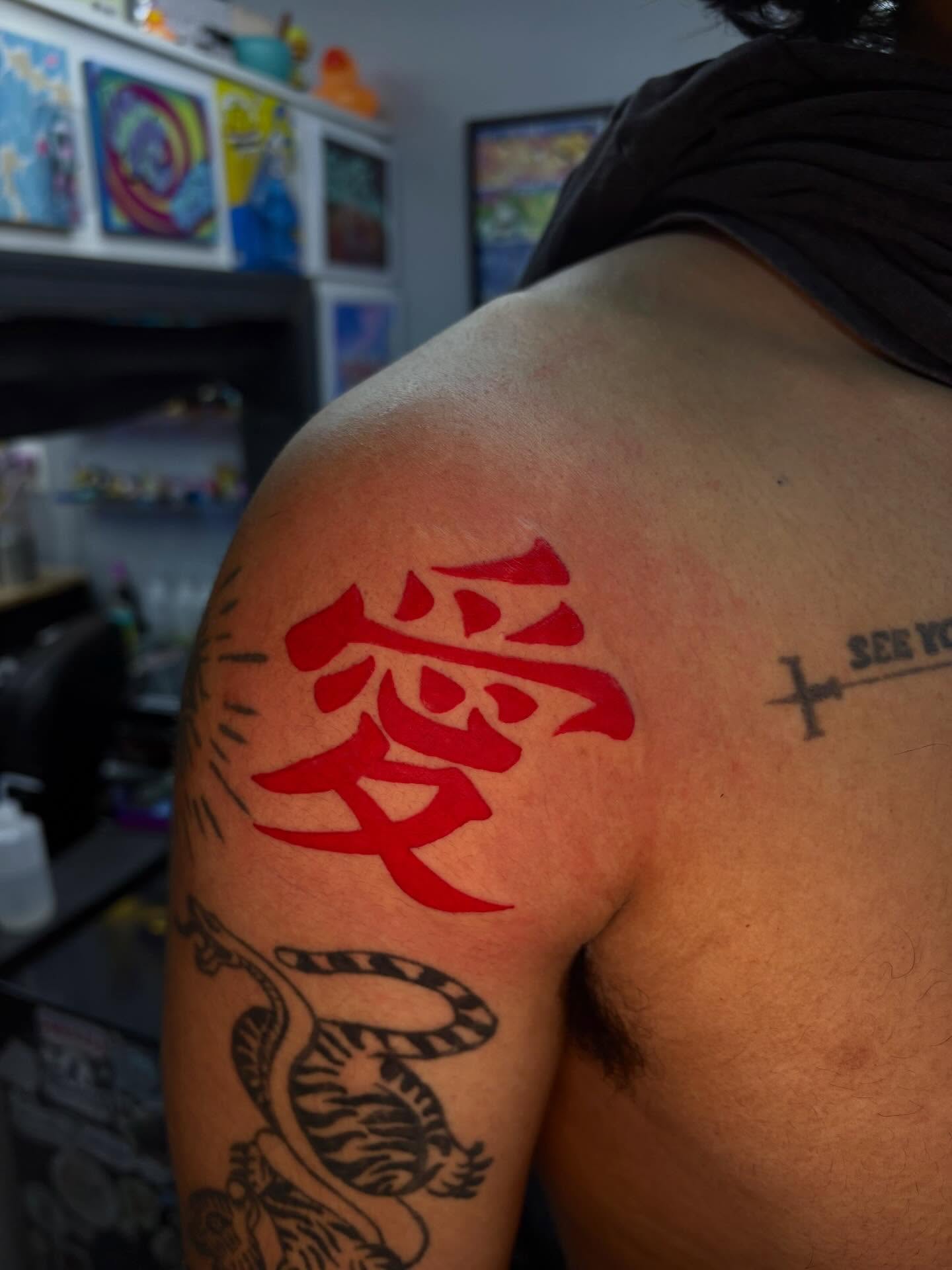 Kanji character dotwork tattoo on the shoulder by Jenna Clayton