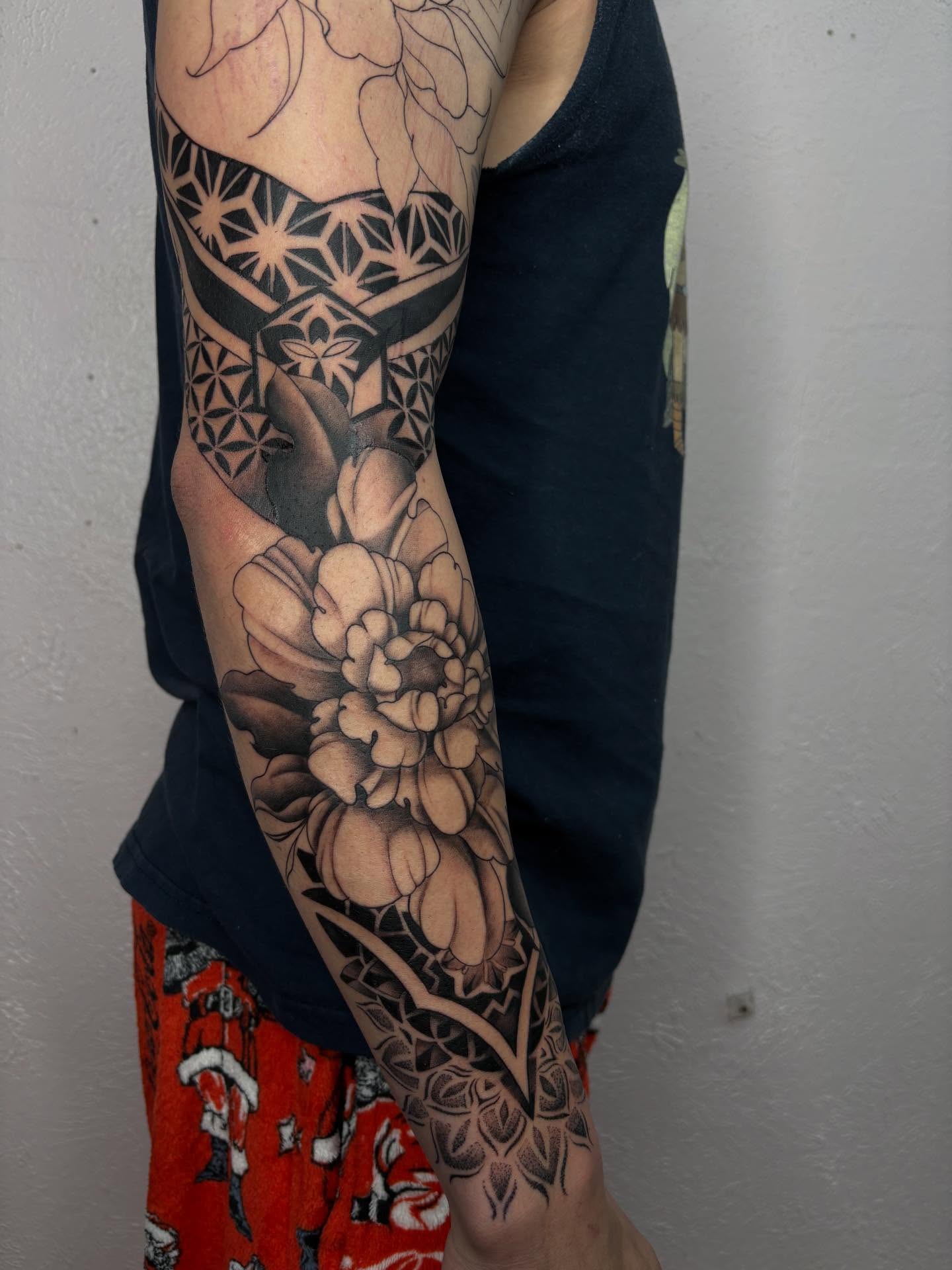 Floral bouquet geometric tattoo on the forearm by Jackie π€