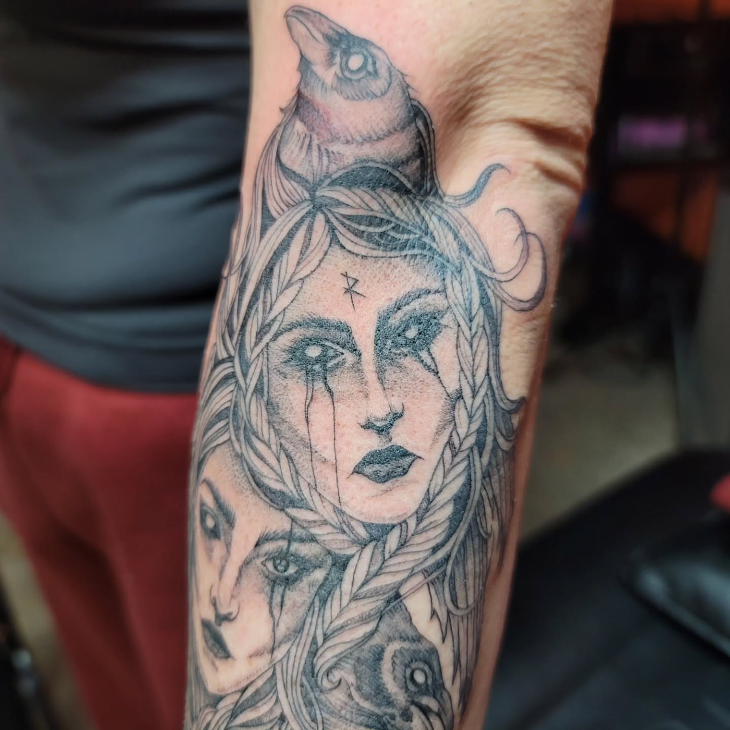Woman with bird realism tattoo on the forearm by Mary Lefeau