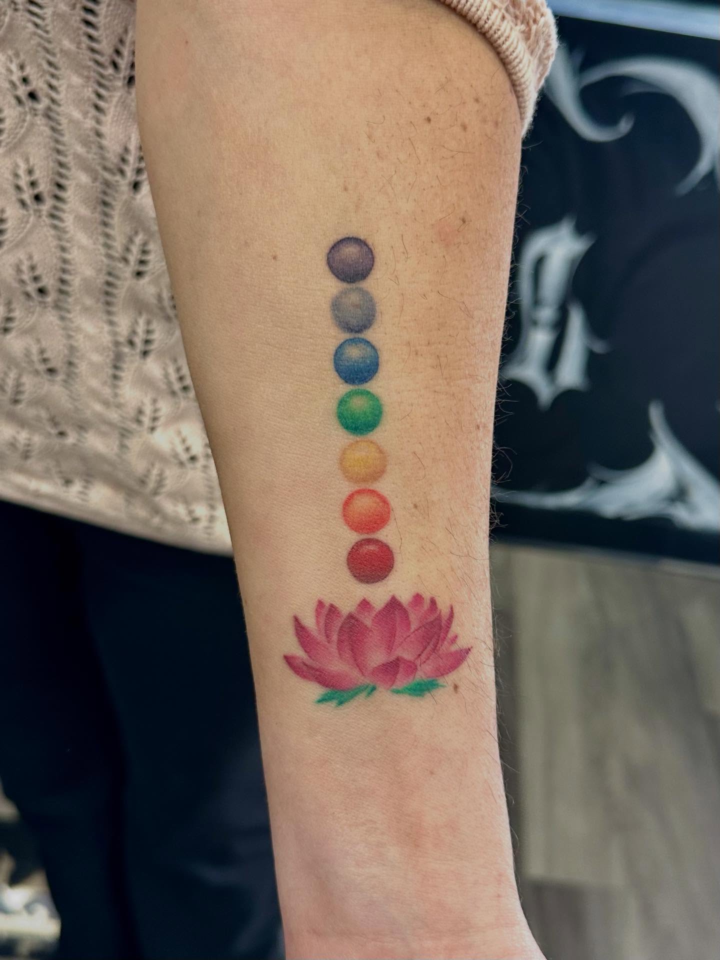 Tattoo by @trinatatuaje β dotwork
