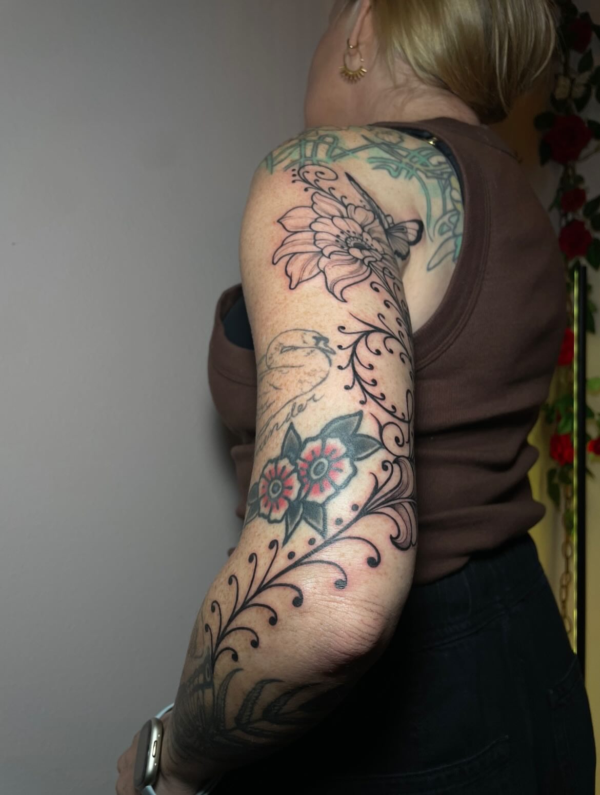 Floral design American traditional tattoo on the upper arm by Danika Brooke 🧿
