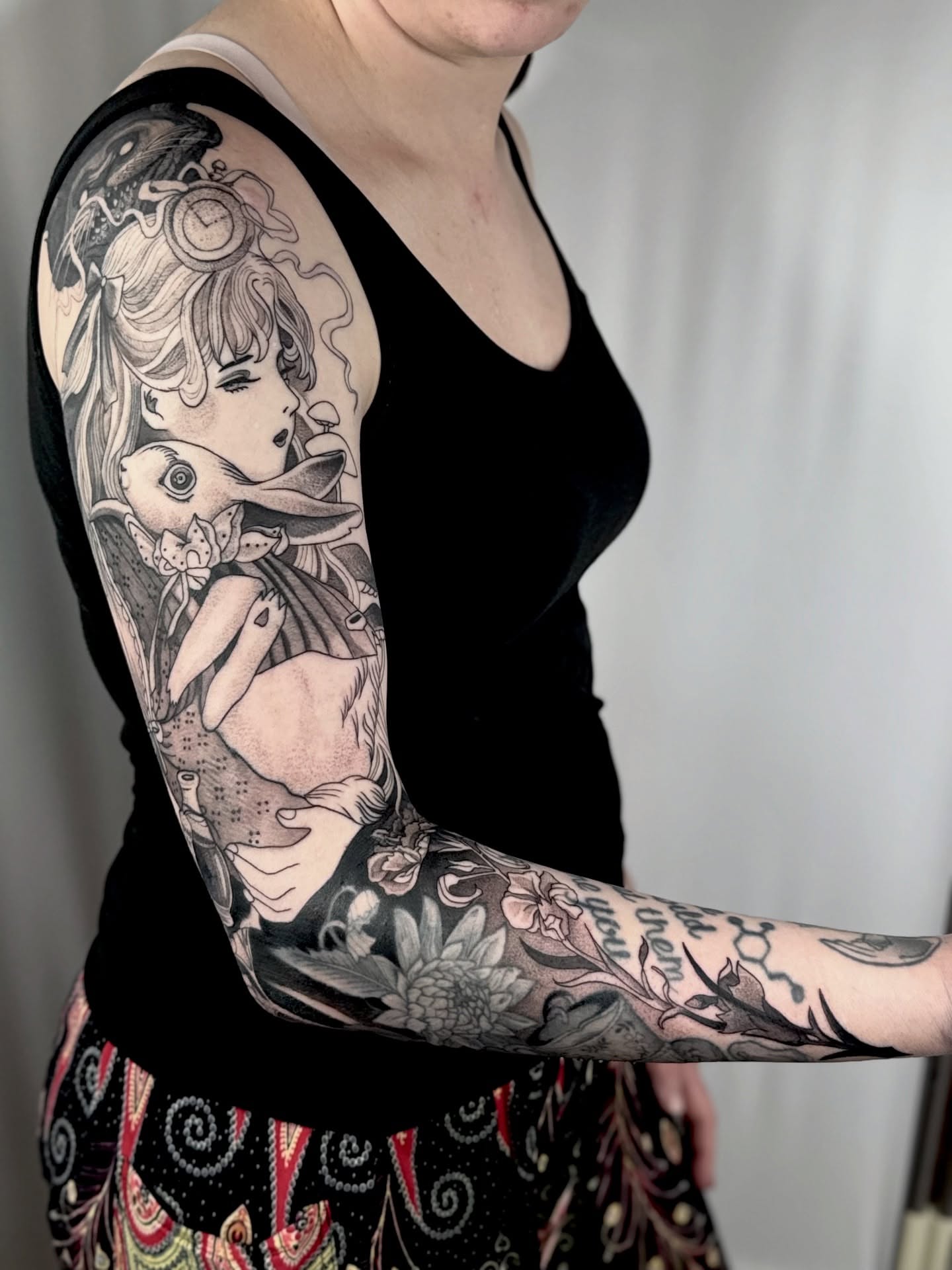 Woman with bird realism tattoo on the upper arm by Erick Mendivil