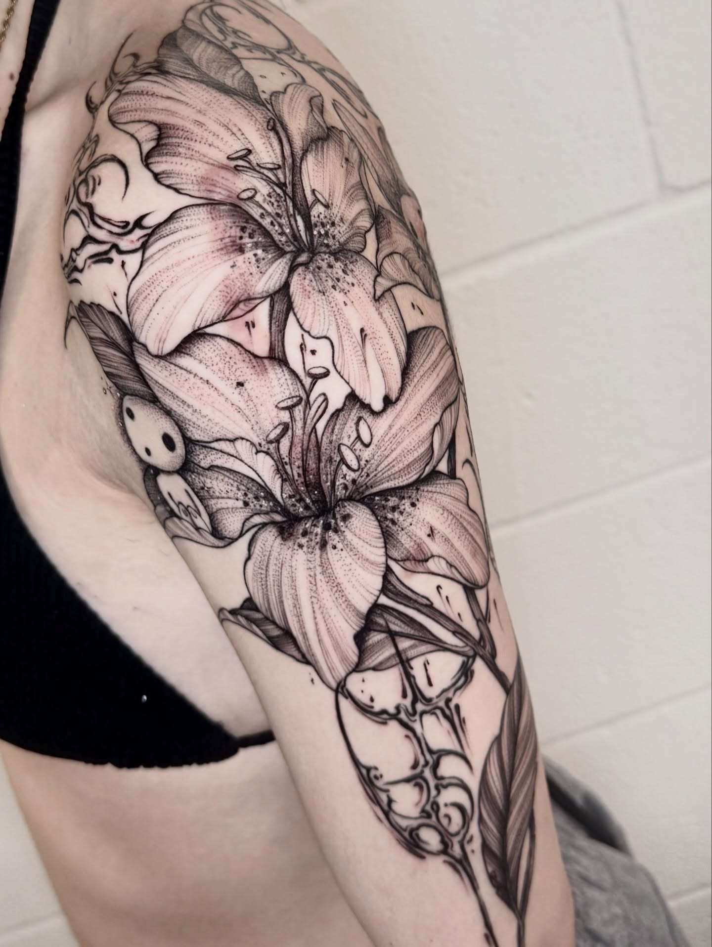 Lilies dotwork tattoo on the upper arm by ℳ𝒾𝓇𝓉𝒽𝒶 𝒯ℴ𝓇𝓇ℯ𝓈, San Diego, California