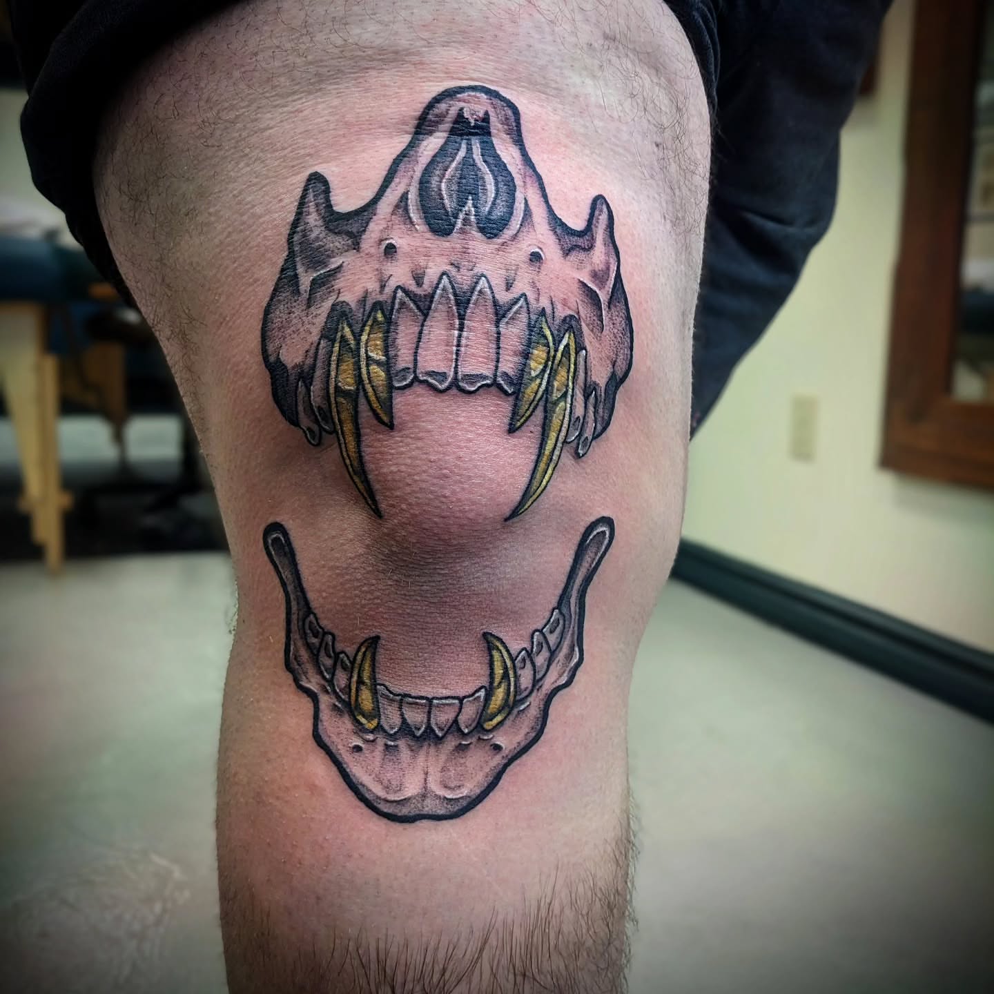 Skull realism tattoo on the thigh by 𝕸𝖆𝖉𝖎 (𝕸𝖆𝖉 𝕯𝖔𝖌)